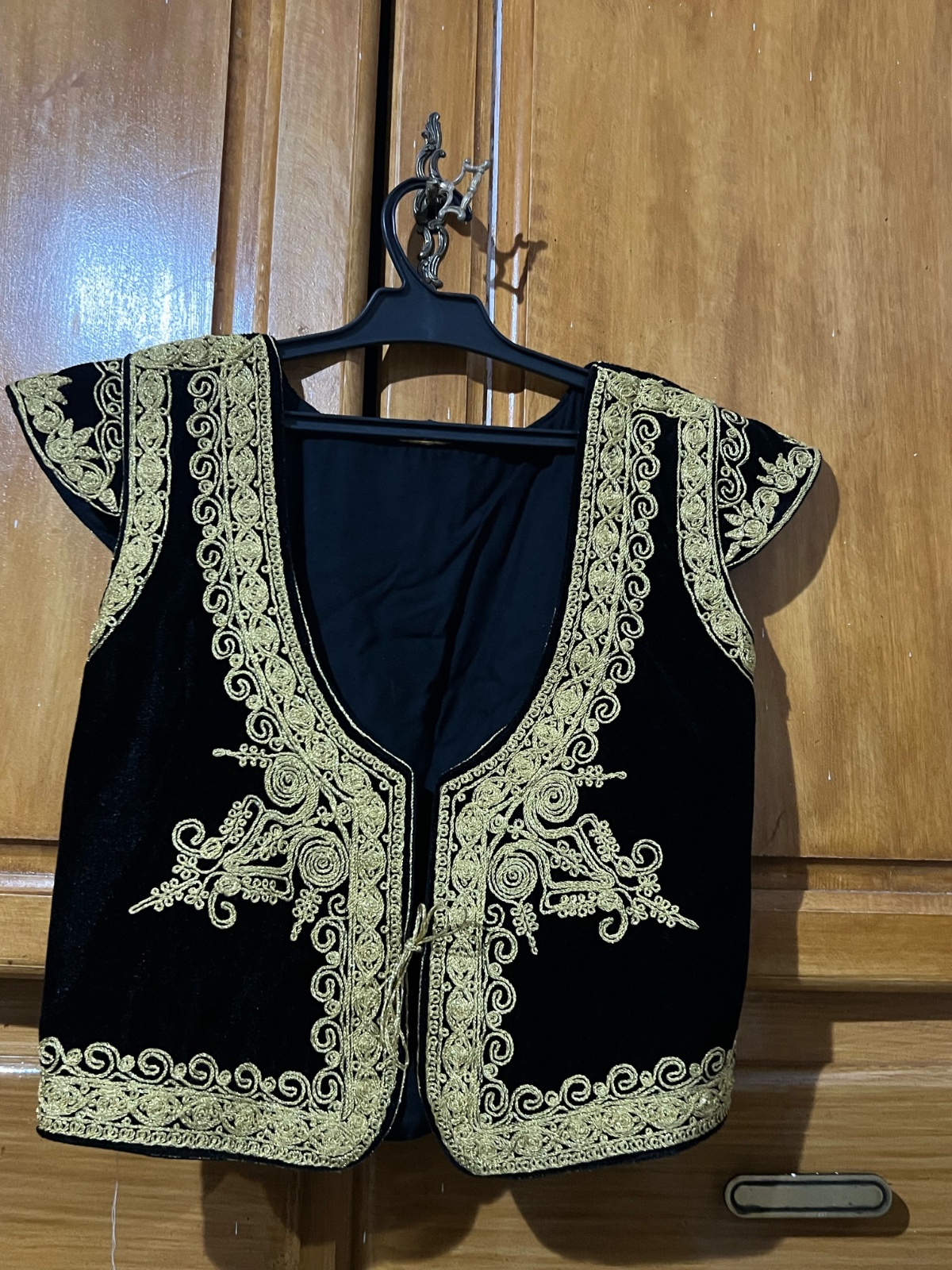 Farmla m3aha robe mteeha tres bon etat pour une soirée traditionnellle 🖤🤍🤍✨✨✨✨