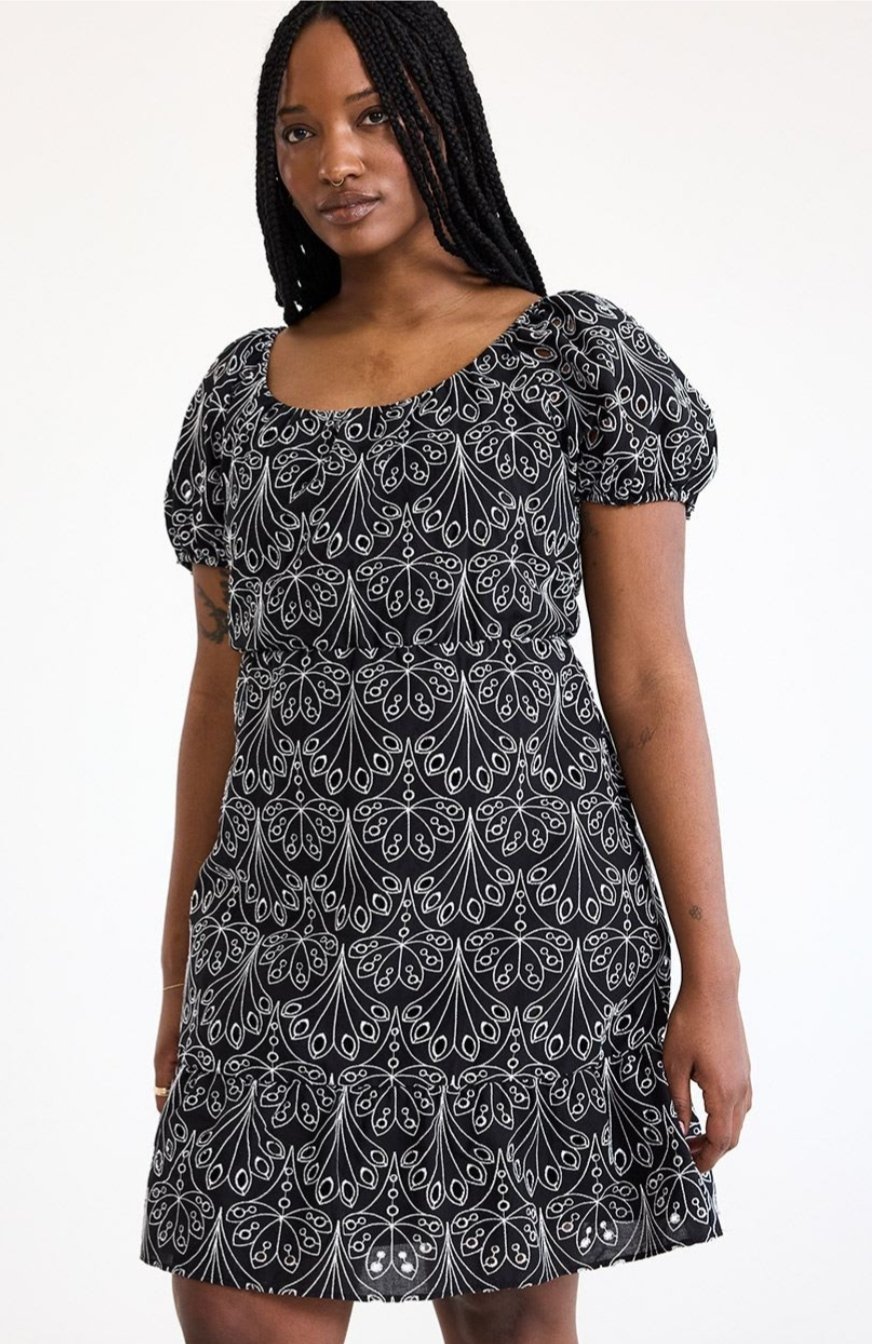 Robe courte avec broderie blanche 