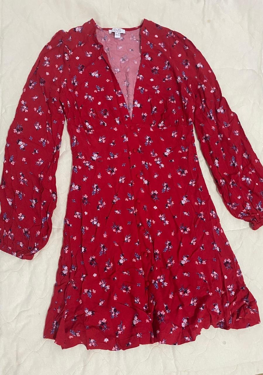 Robe rouge avec des fleurs 