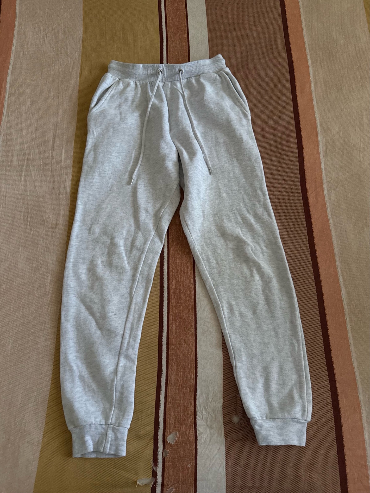 Pantalon de jogging décontracté de couleur gris chiné clair.