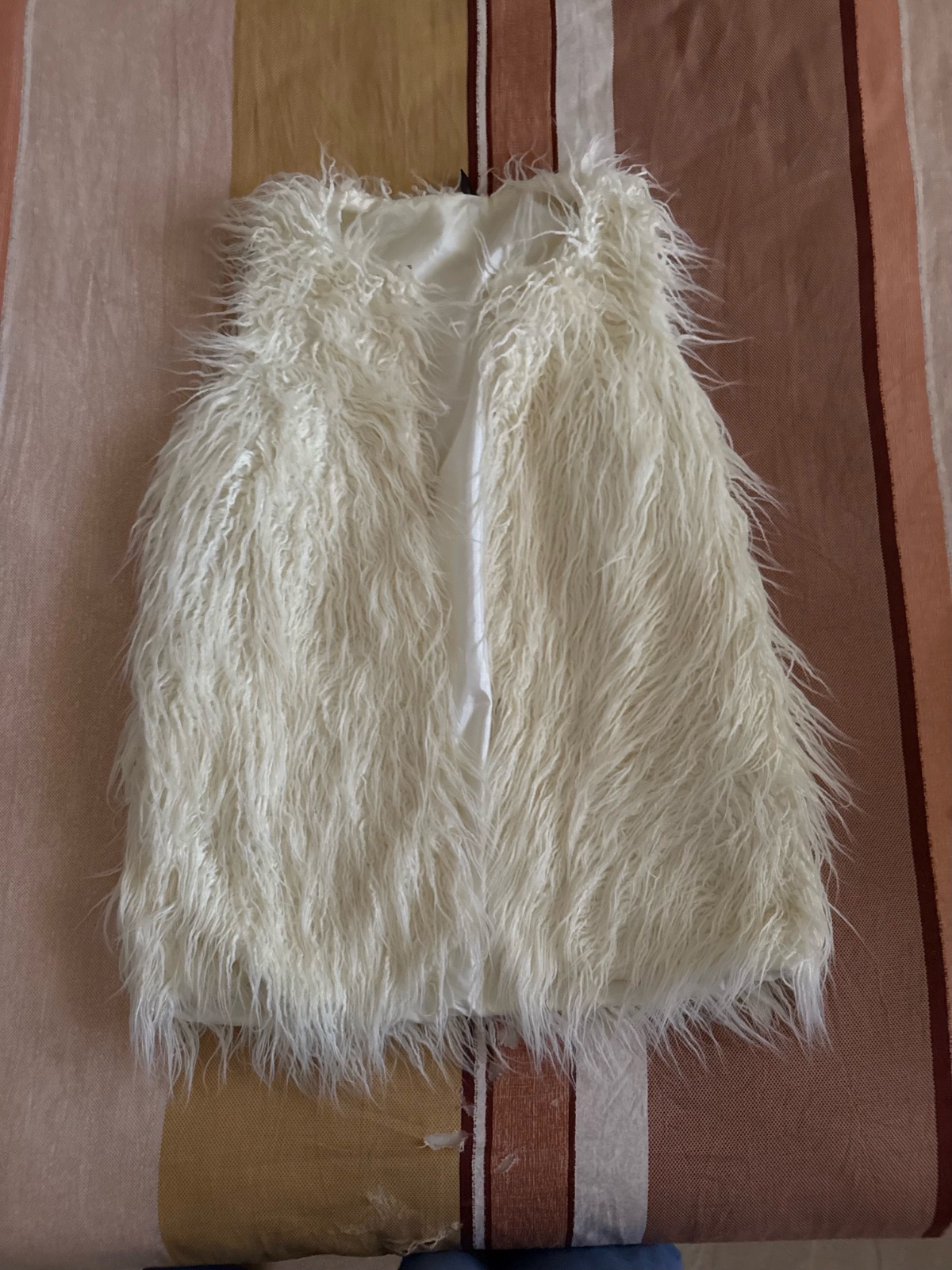Un gilet sans manches en blanc cassé