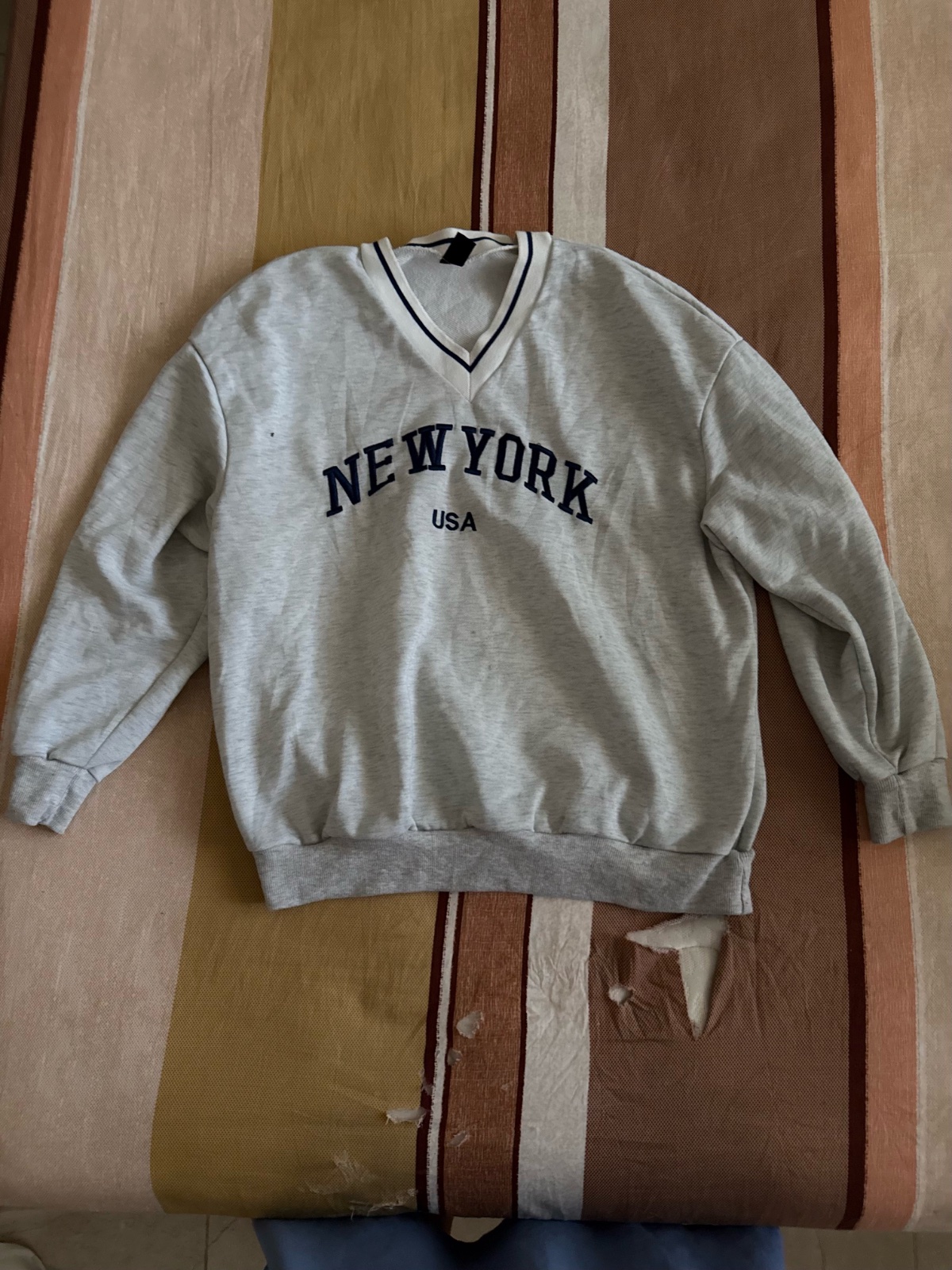 Sweat-shirt à manches longues de couleur gris chiné clair