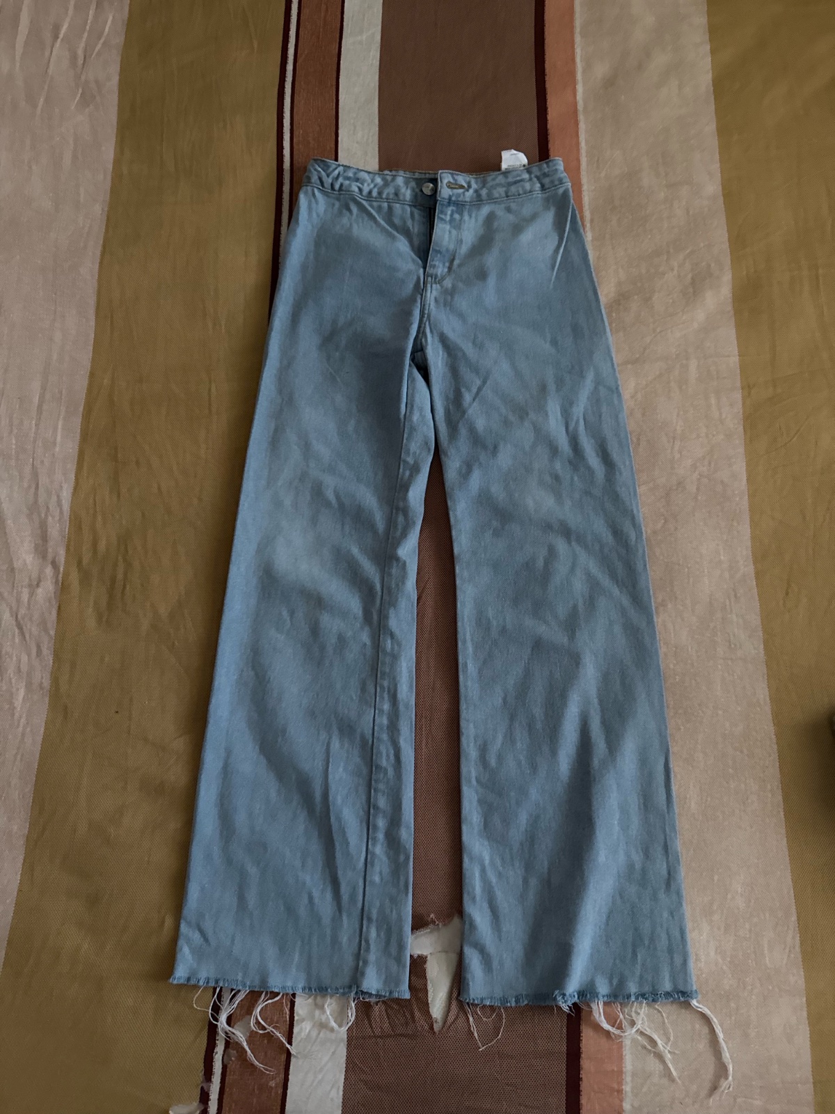Un jean bleu clair 
