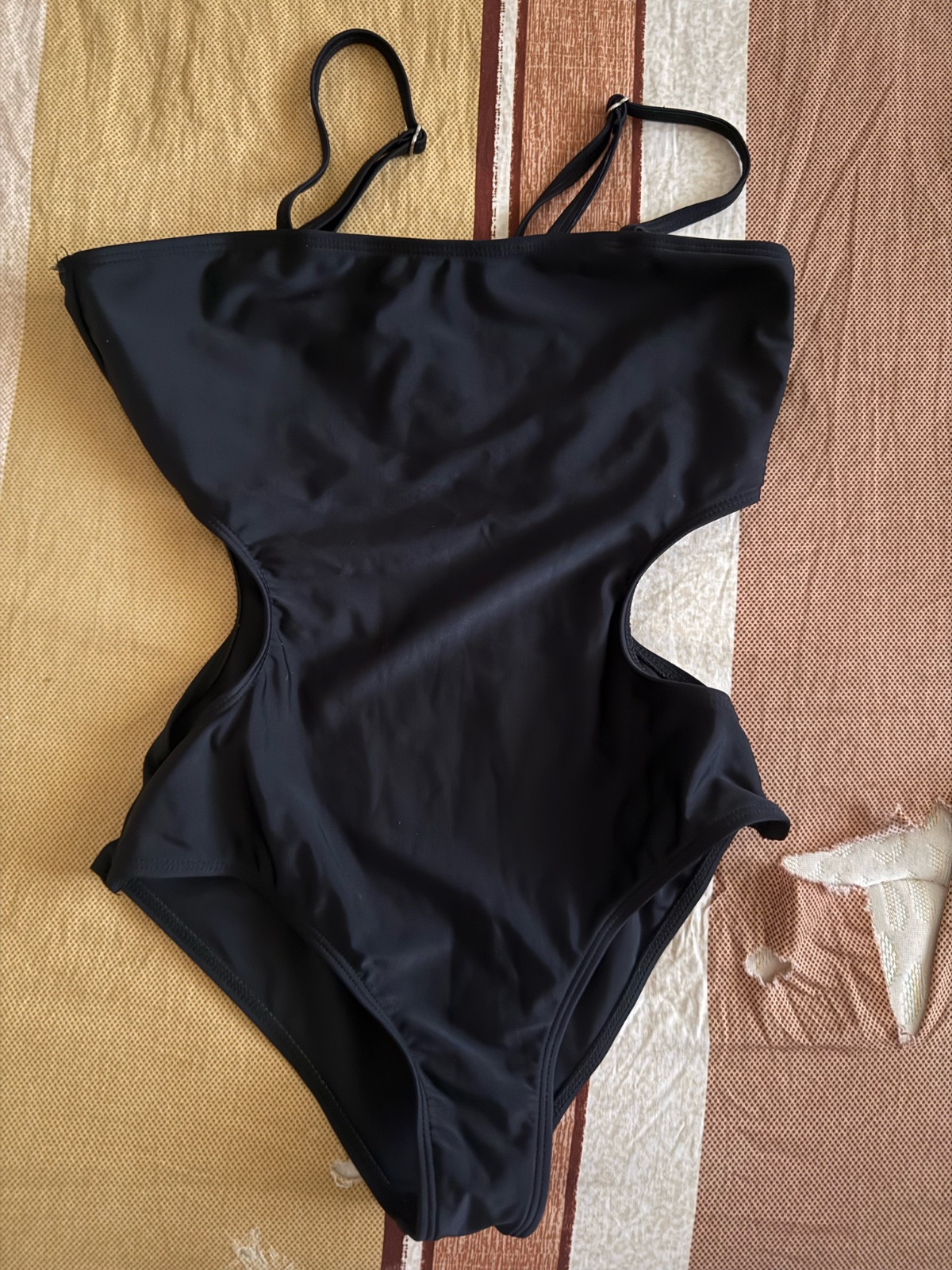 Un maillot noir pour fille 