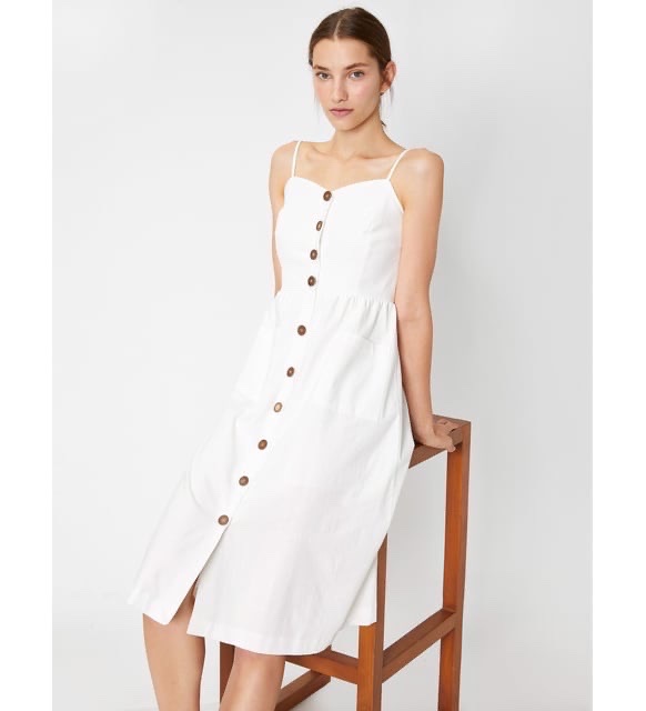 Robe blanche avec des boutons marron 