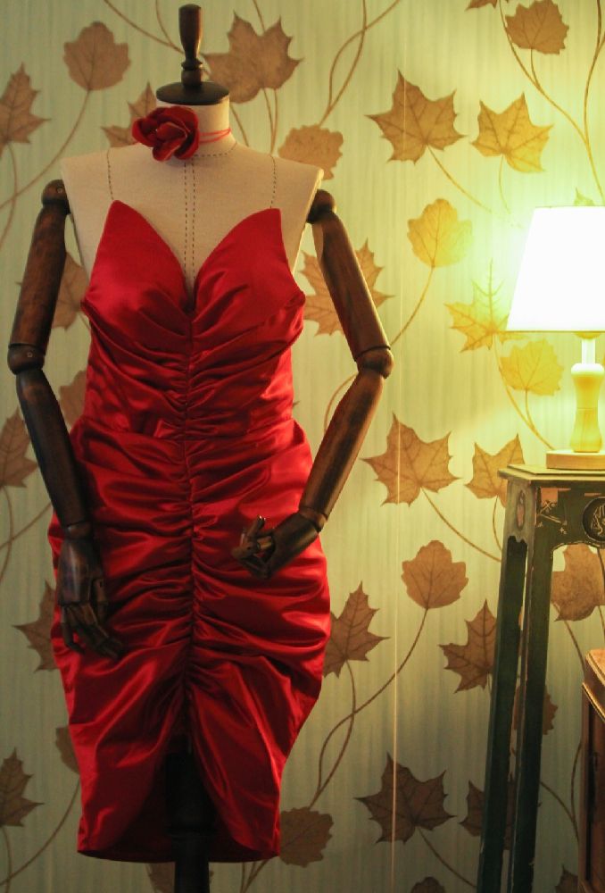 Robe soirée satinée rouge sexy avec choker fleur