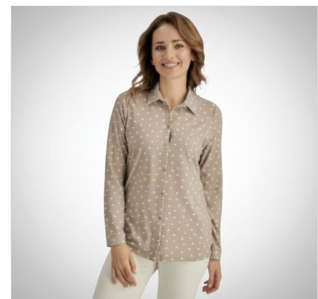 Belle chemise  manches longues de couleur beige avec des petits pois blancs en conton  transformable en demi manches de la marque Just White