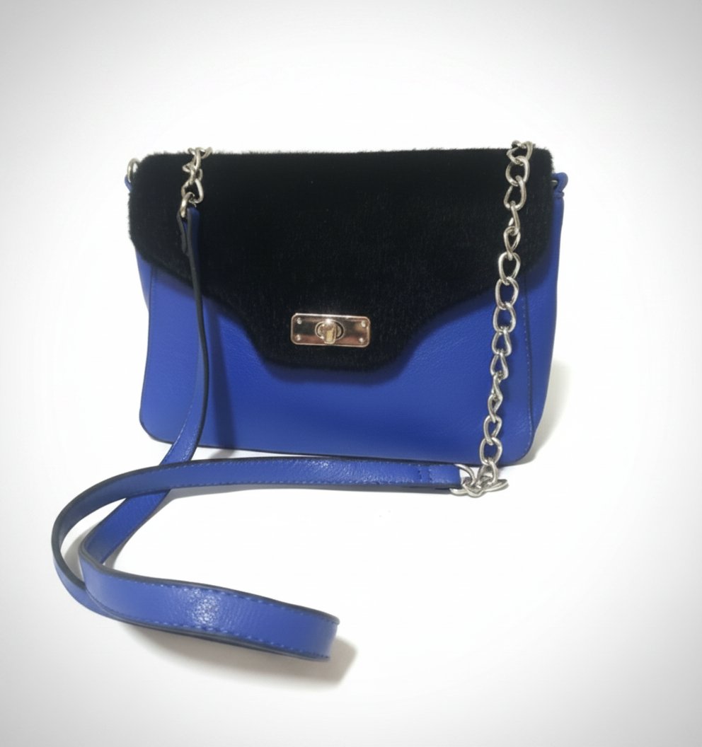Sac à bandoulière chaîne en cuir et poil de poney bleu et noir 