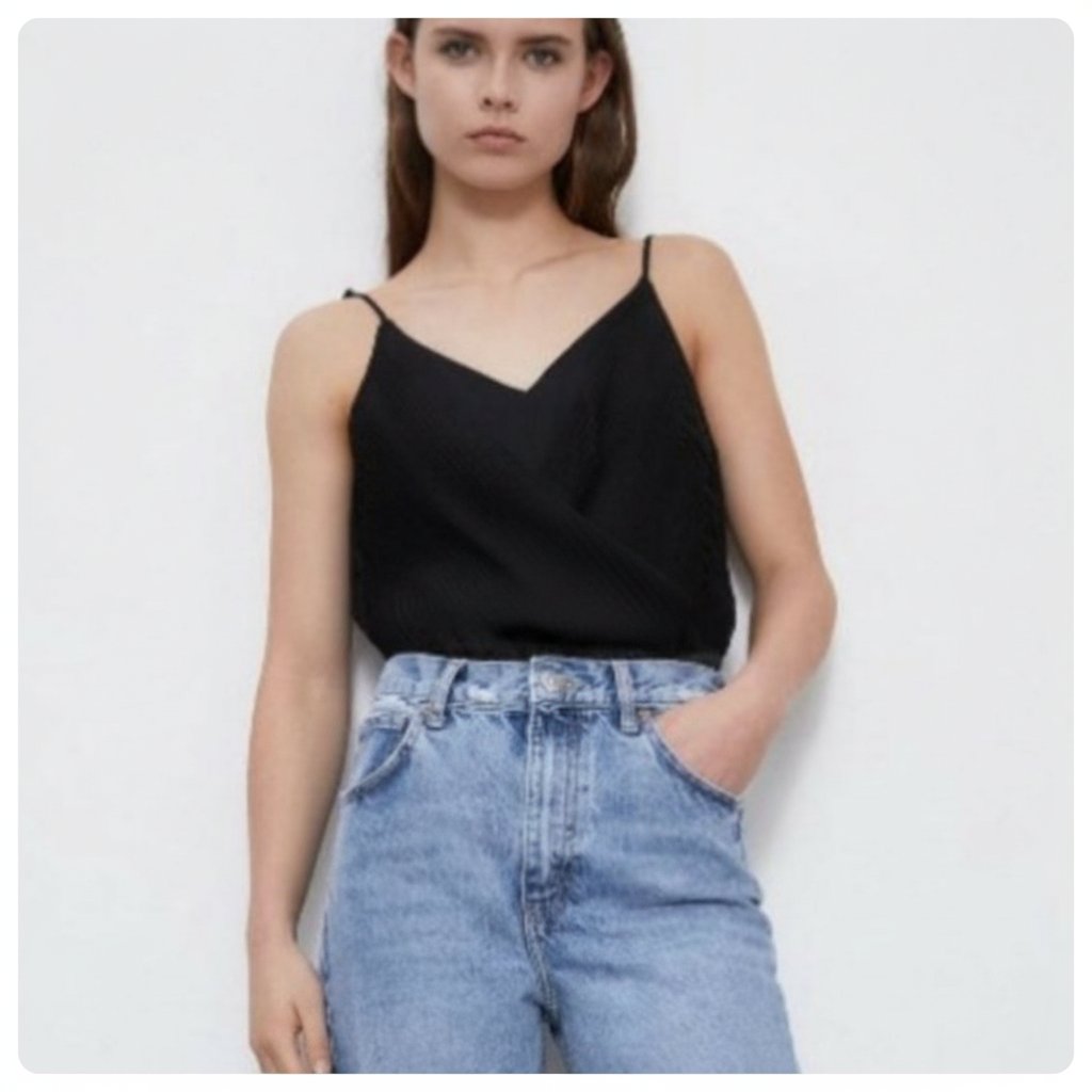 Très joli bodysuit plissé et avec des boutons taille 40/42   état neuf Zara