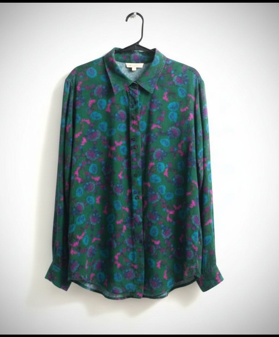 Jolie chemise couleur de base vert foncé et imprimée florale avec quelques fines rayures argent manches longues et une seule poche  taille 40/42 Promod