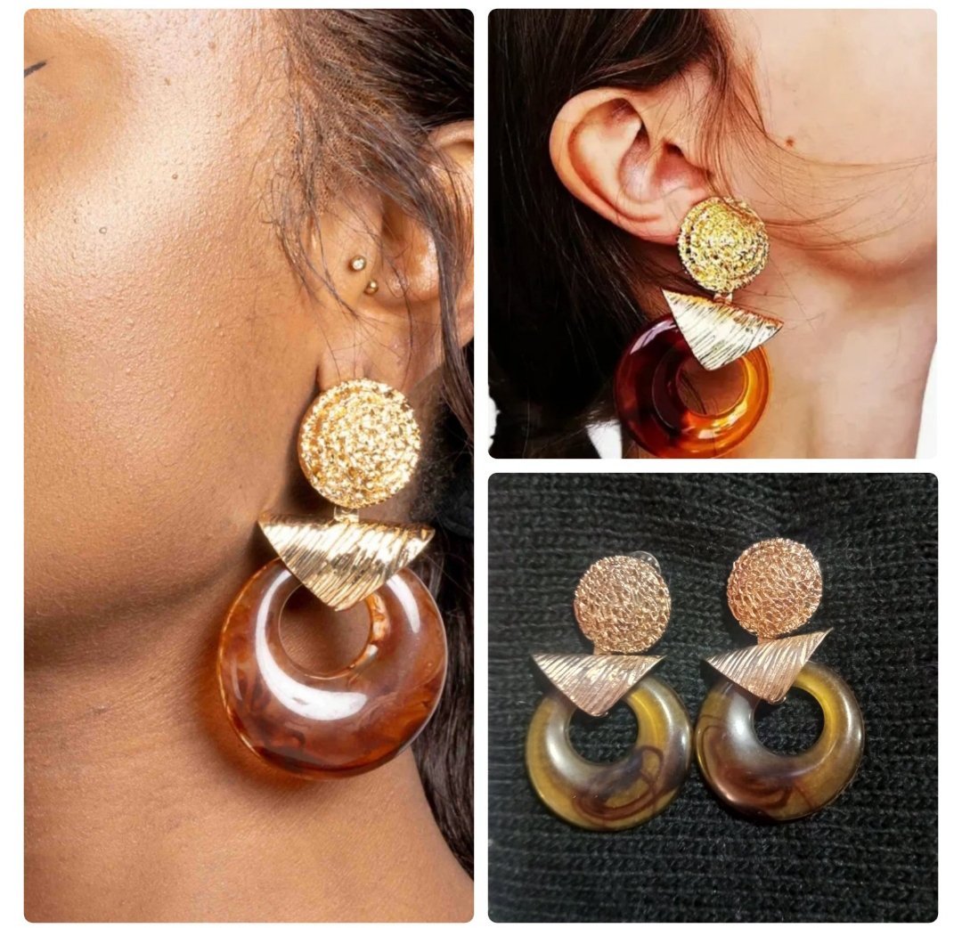 Des boucles d'oreilles Amber et dorées 