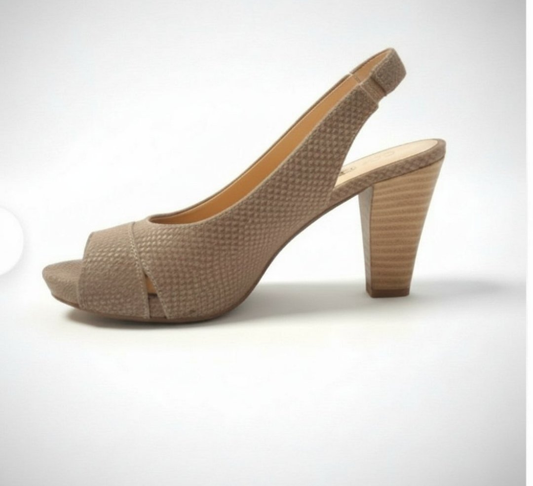 Des sandales en véritable cuir beige à talon moyen de la marque Elina Shoes