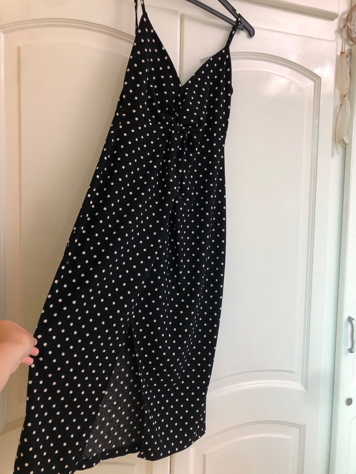 Une robe à pois blancs et noirs