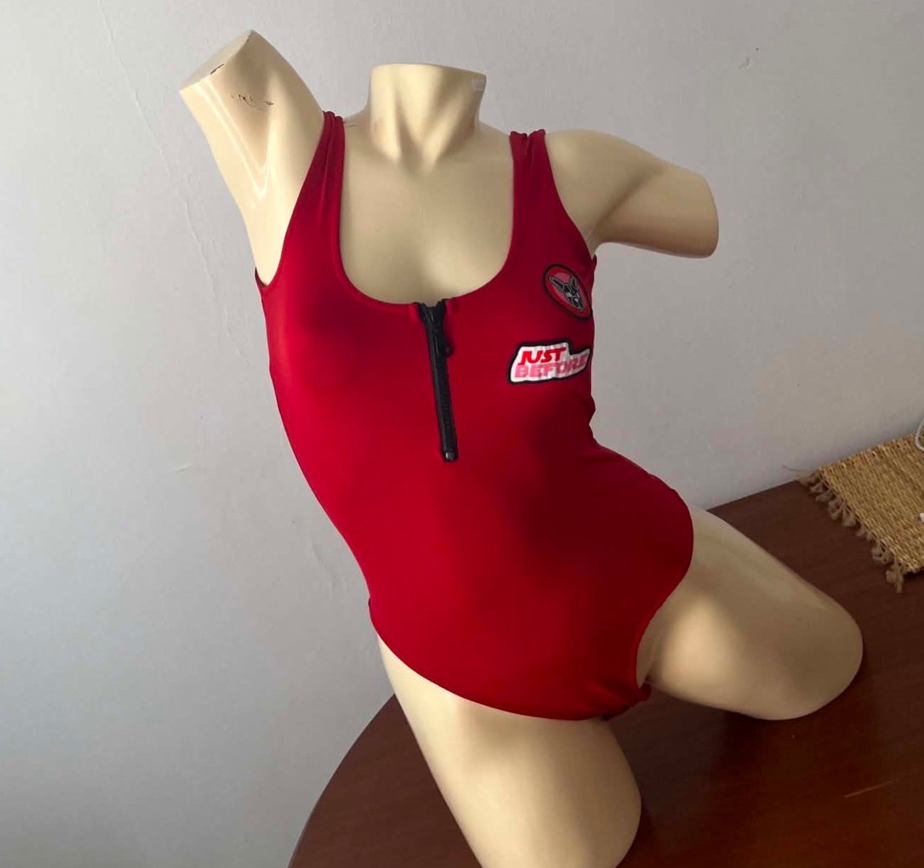Maillot rouge taille m la marque italienne just before 