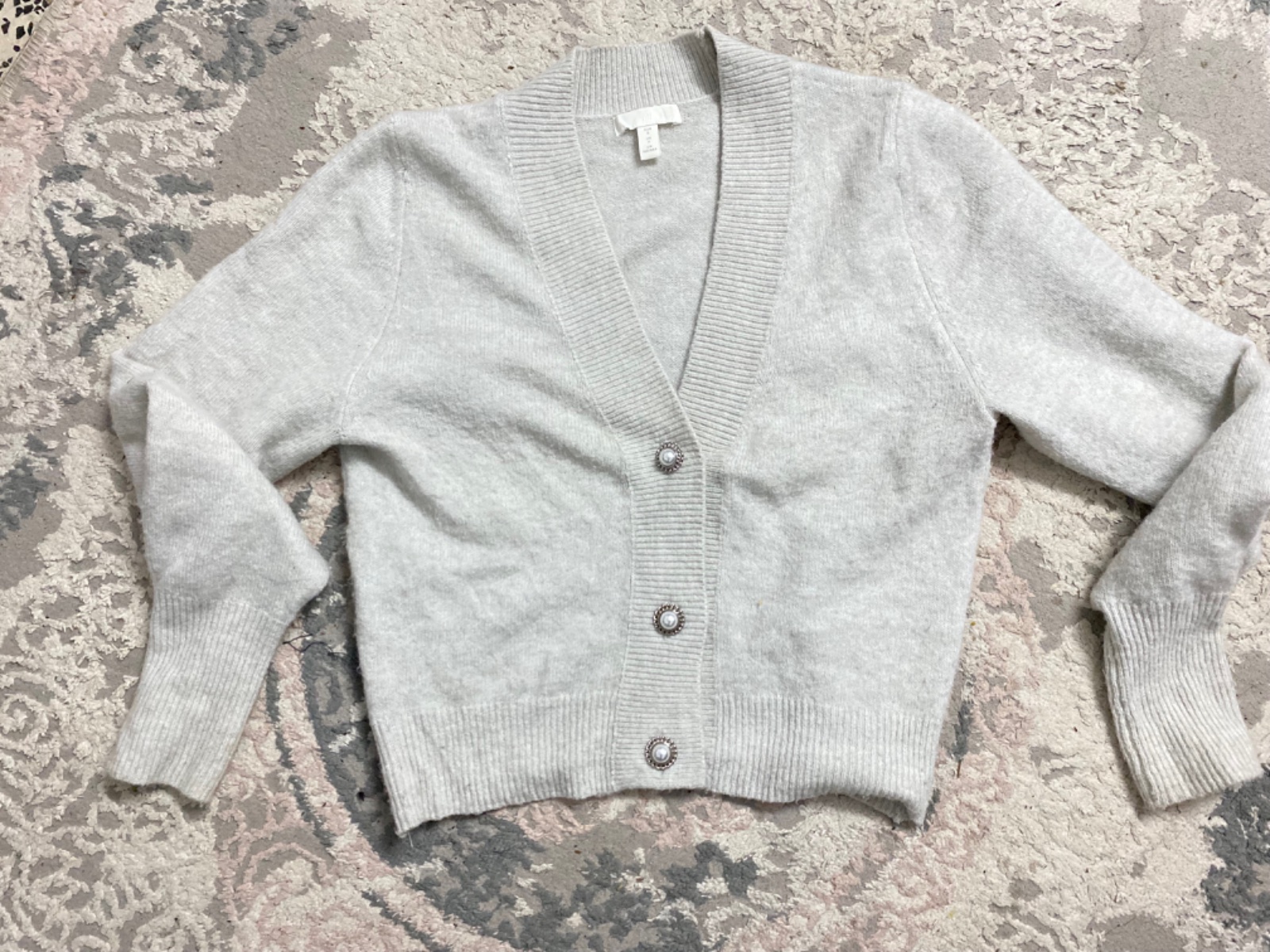 Gilet gris avec des boutons hbel🤍🤍