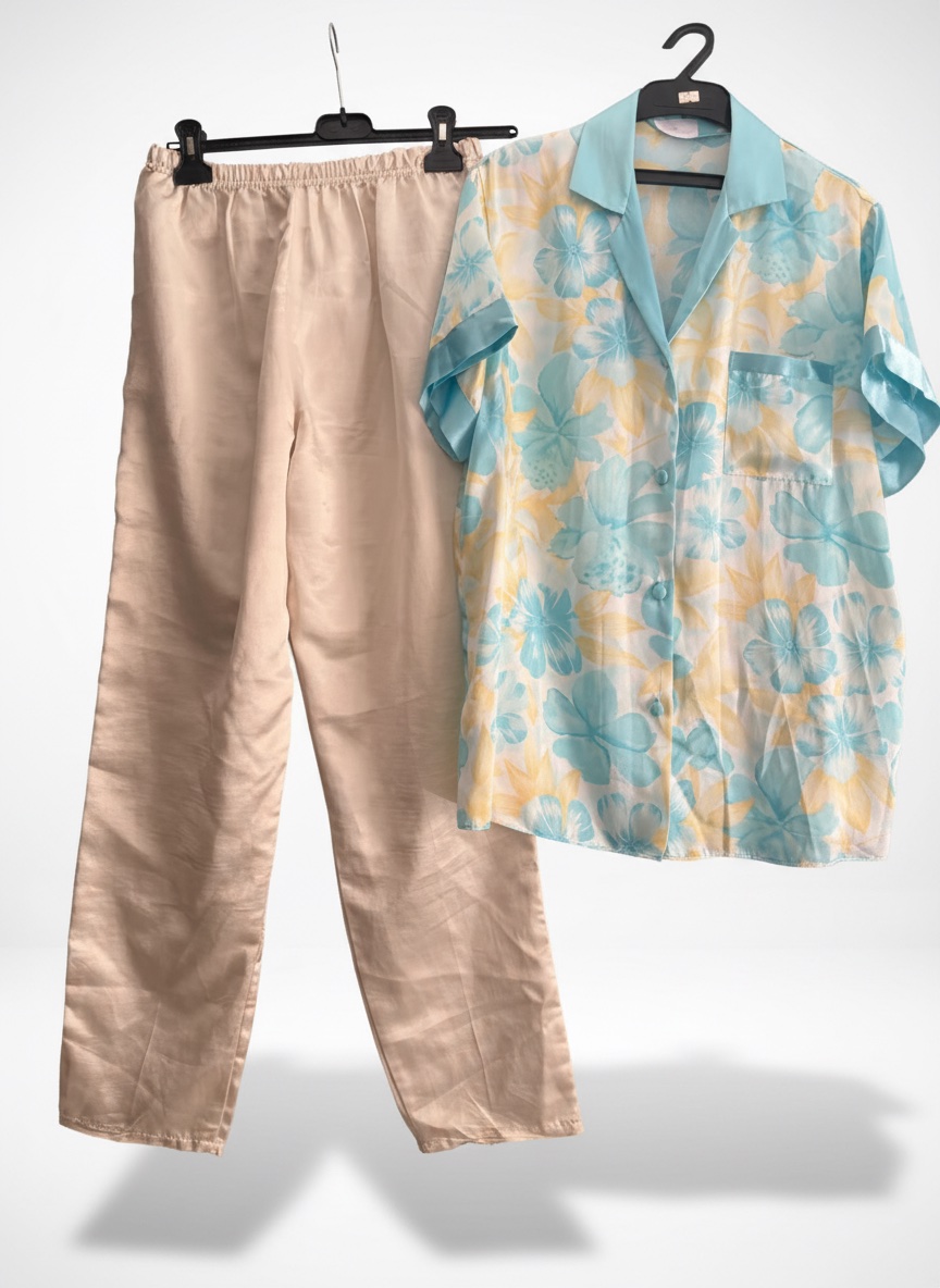 🔥Ensemble est un pyjama🔥 deux pièces en satin avec un haut à imprimé floral bleu et jaune et un bas de couleur unie.