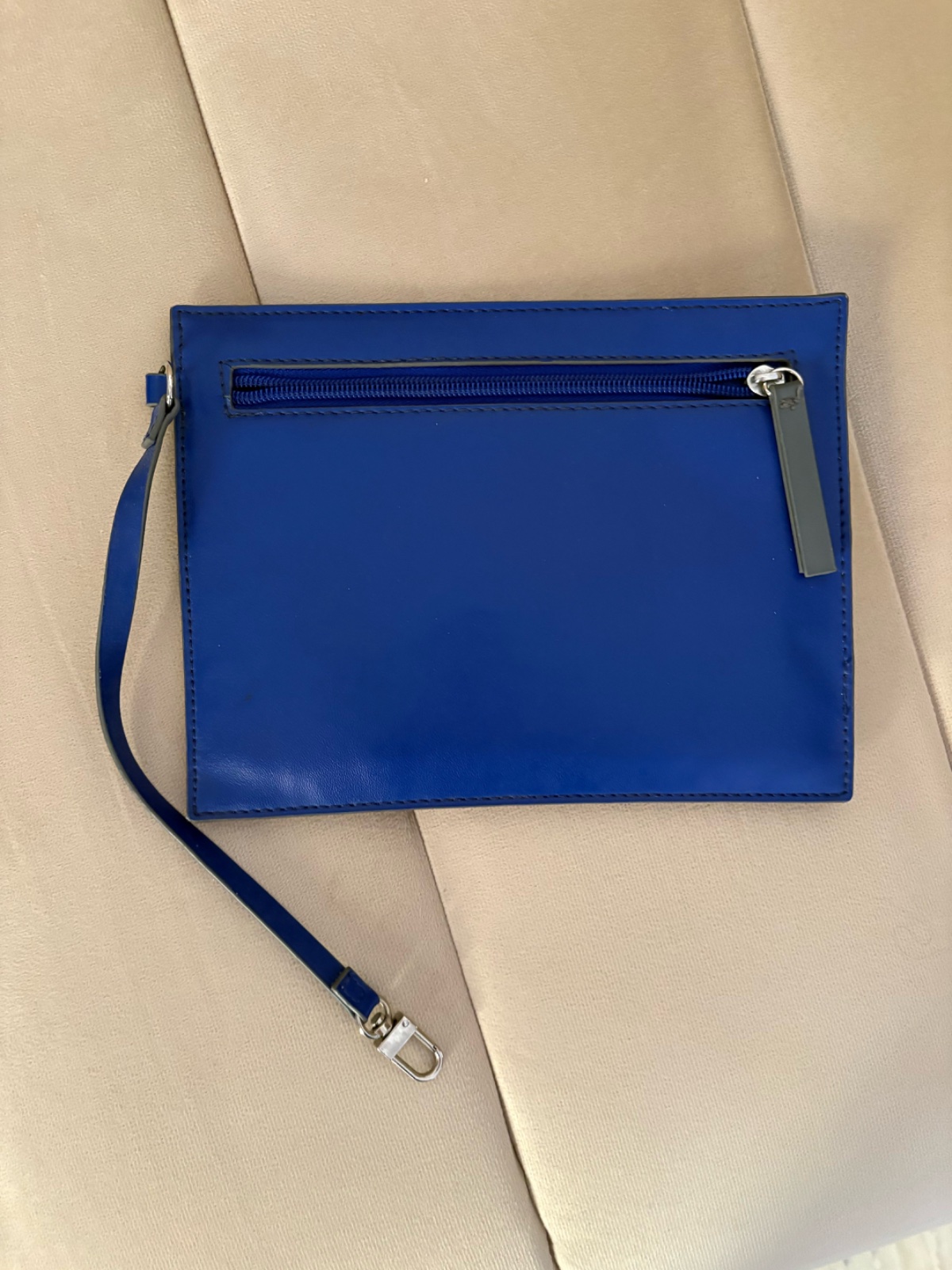  pochette bleue en cuir une fermeture Éclair distinctive avec un curseur en forme d'épingle