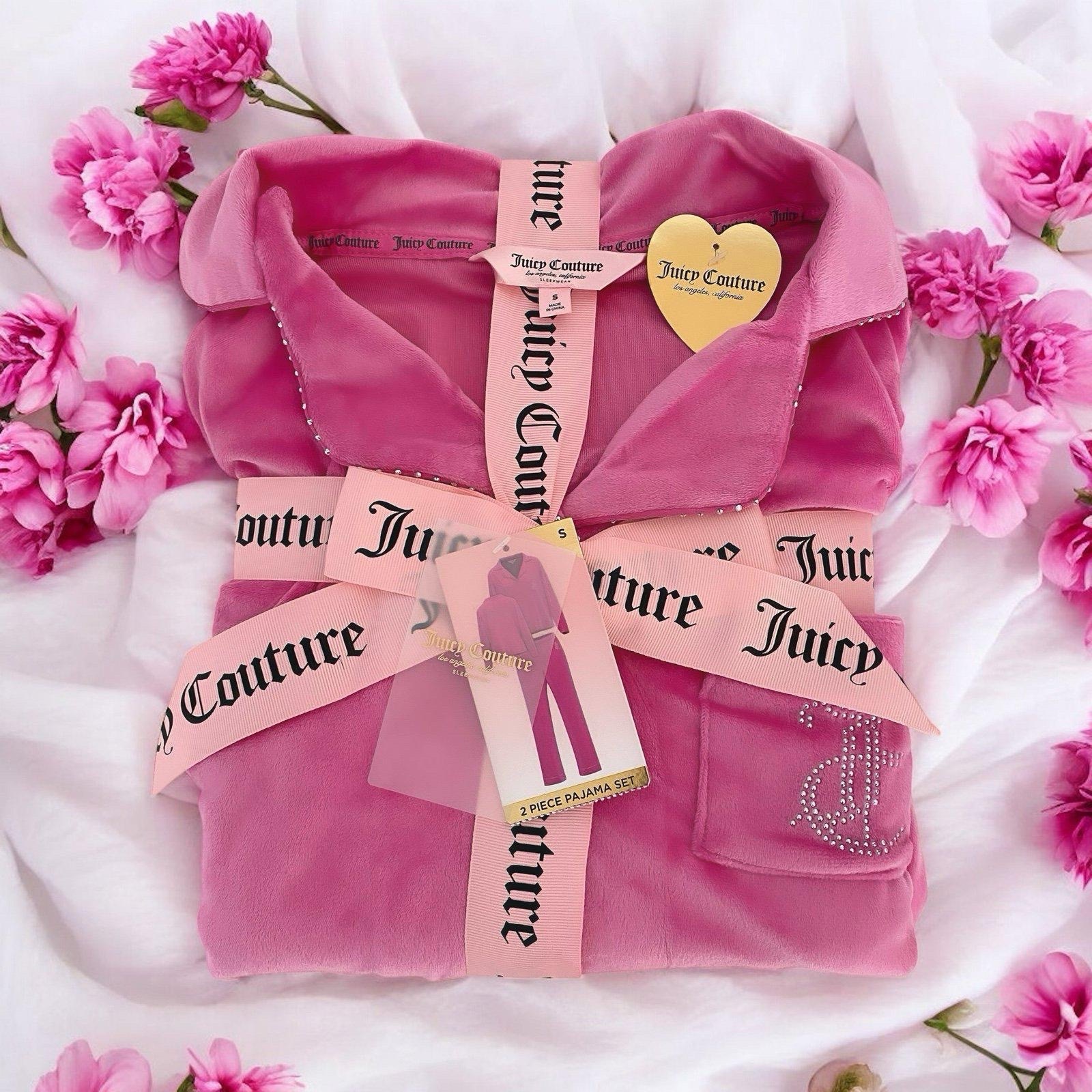 🔥🔥Ensemble de pyjama 2 pièces Juicy Couture🔥🔥🇨🇦🇨🇦 est disponible en rose fuchsia.Il comprend un haut boutonné à manches longues et un pantalon assorti.L'ensemble est confectionné dans un tissu doux et confortable, parfois en mé