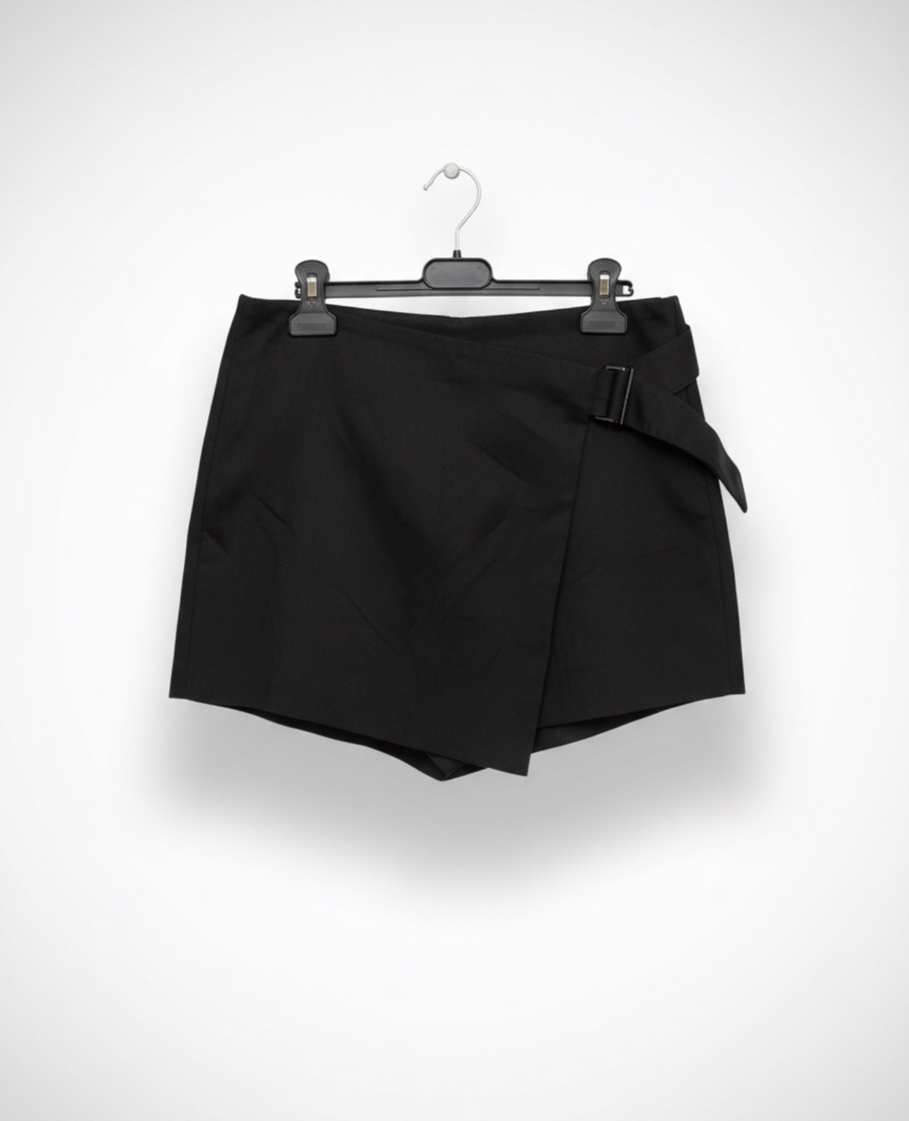 Un jupe-short portefeuille noir  velour 5fif de  la marque 🔥Zara,🔥 doté d'une boucle métallique latérale. Taille S M