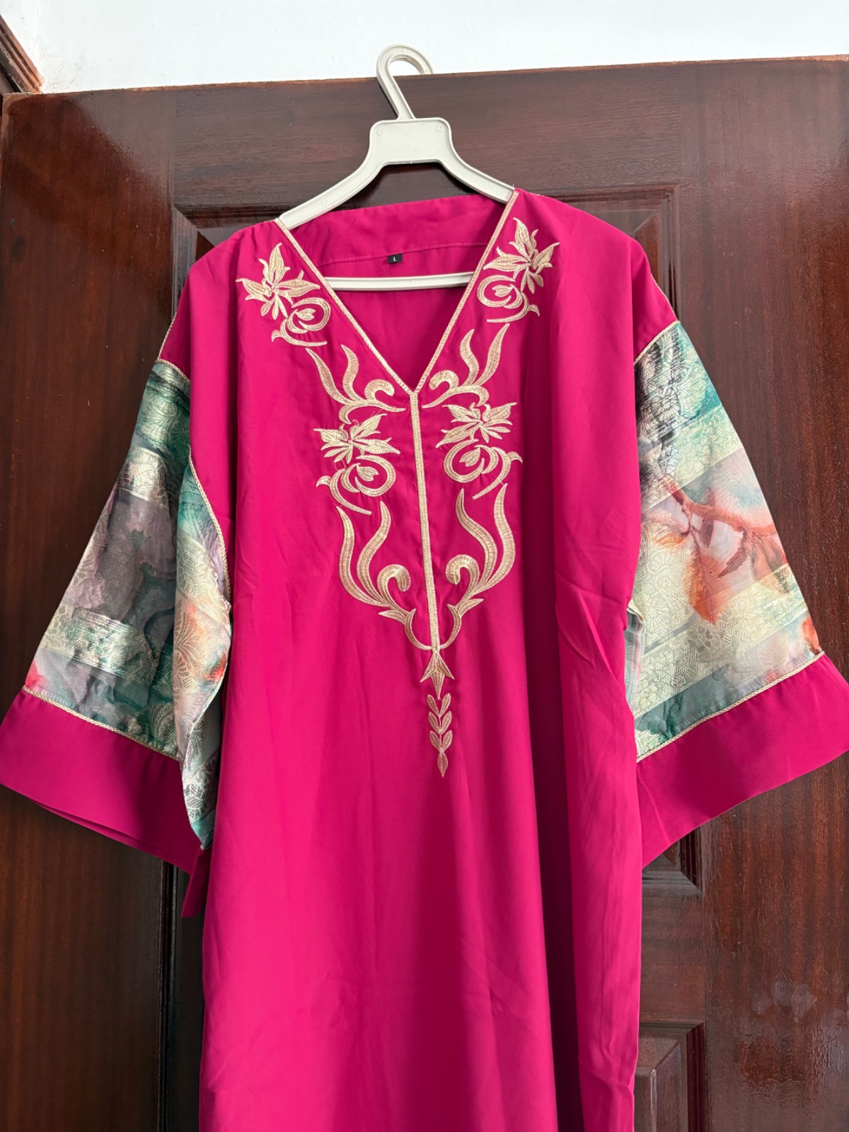 🔥🔥Jeba marocaine fuchsia🔥 présente des broderies dorées complexes sur l'encolure en V et des manches imprimées. Taille M L
