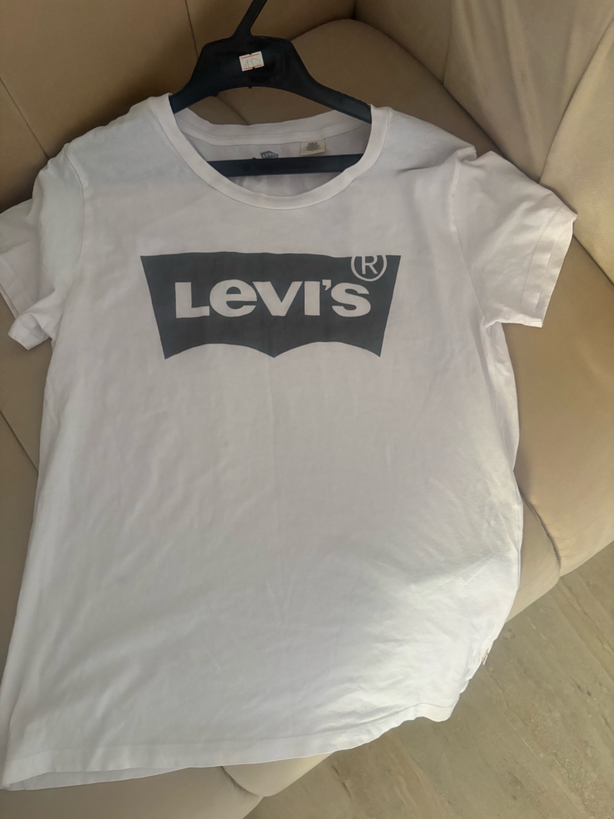 🔥🔥 t-shirt blanc Levi's à manches courtes orné du grand logo noir emblématique de la marque sur la poitrine.🔥🔥