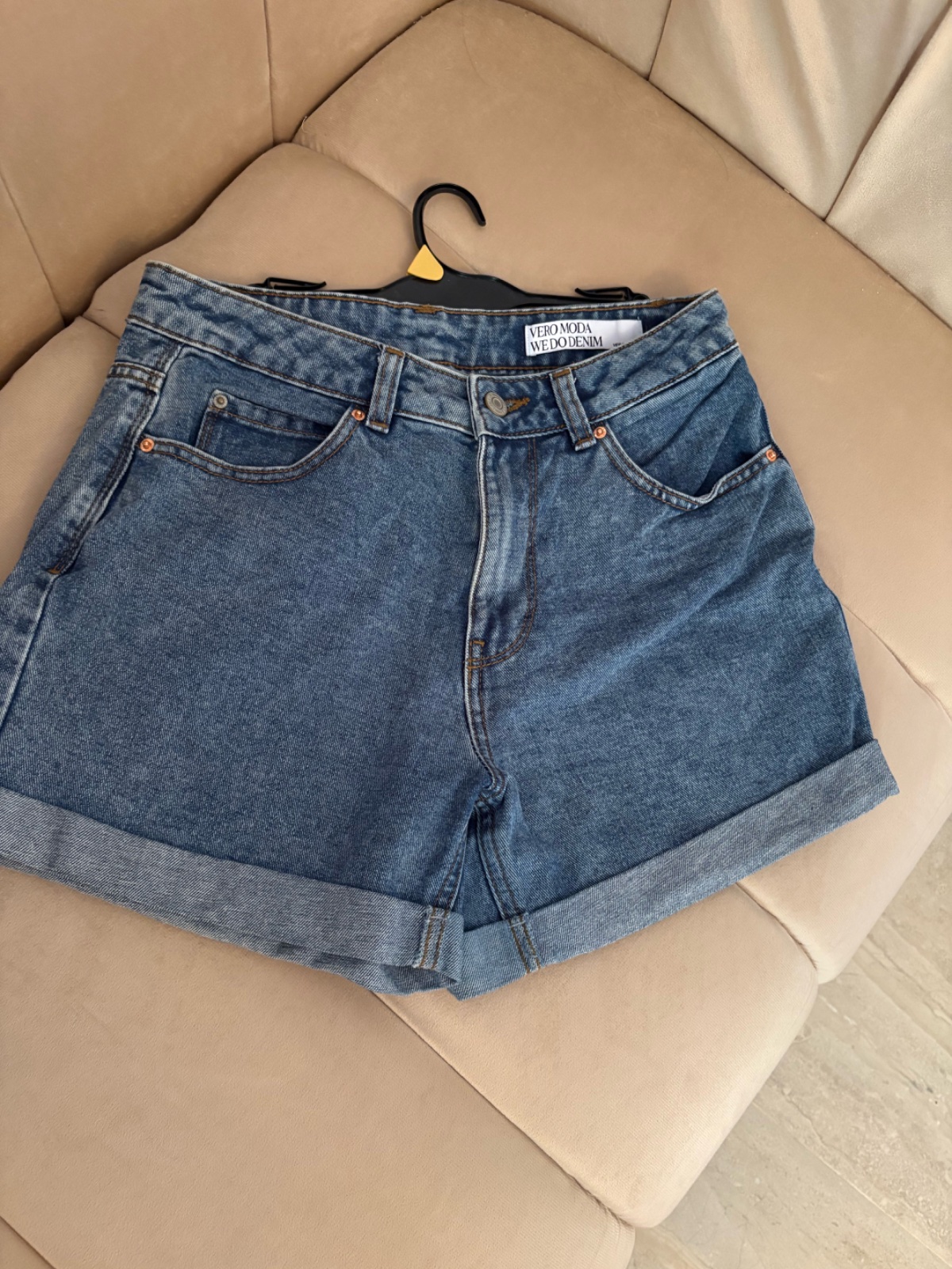 🔥🔥short en jean bleu Vero Moda🔥🔥 présente un style cinq poches classique avec des revers fixes aux jambes.