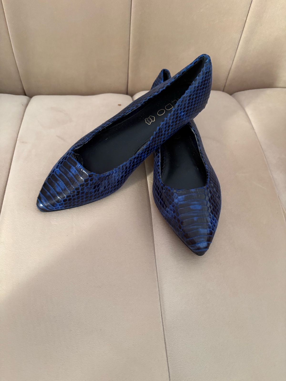 Chaussure aldo pointure 37,5 \ 38  fih ii defaut men de5el mayothohrouch kif yebda malbous  Si nn lbarani tout neuf
