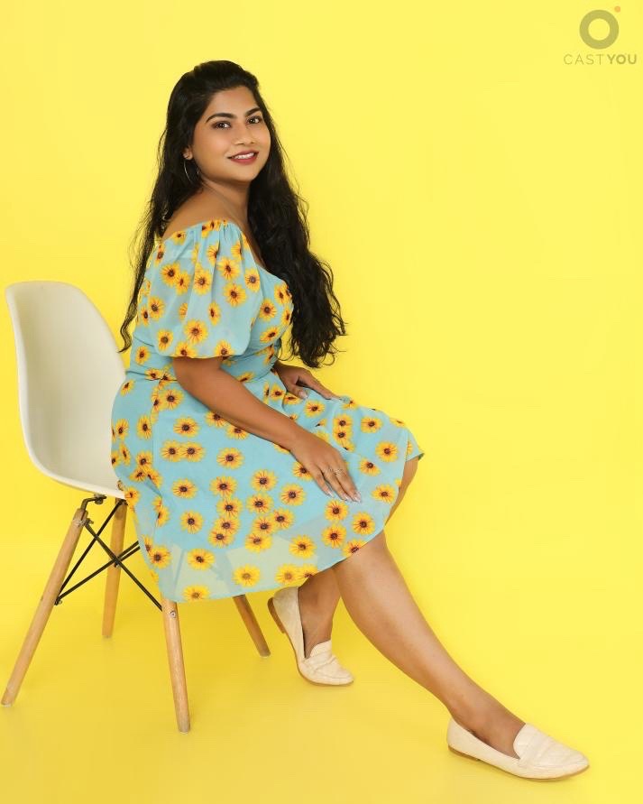 🔥  🌻🌻Cette robe 🌻🌻bleue à motifs tournesols 🌻 c'est est une création de la marque Pluss, dotée de manches bouffantes et d'une encolure carrée. État neuf avec ticket  Taille 42 / 44