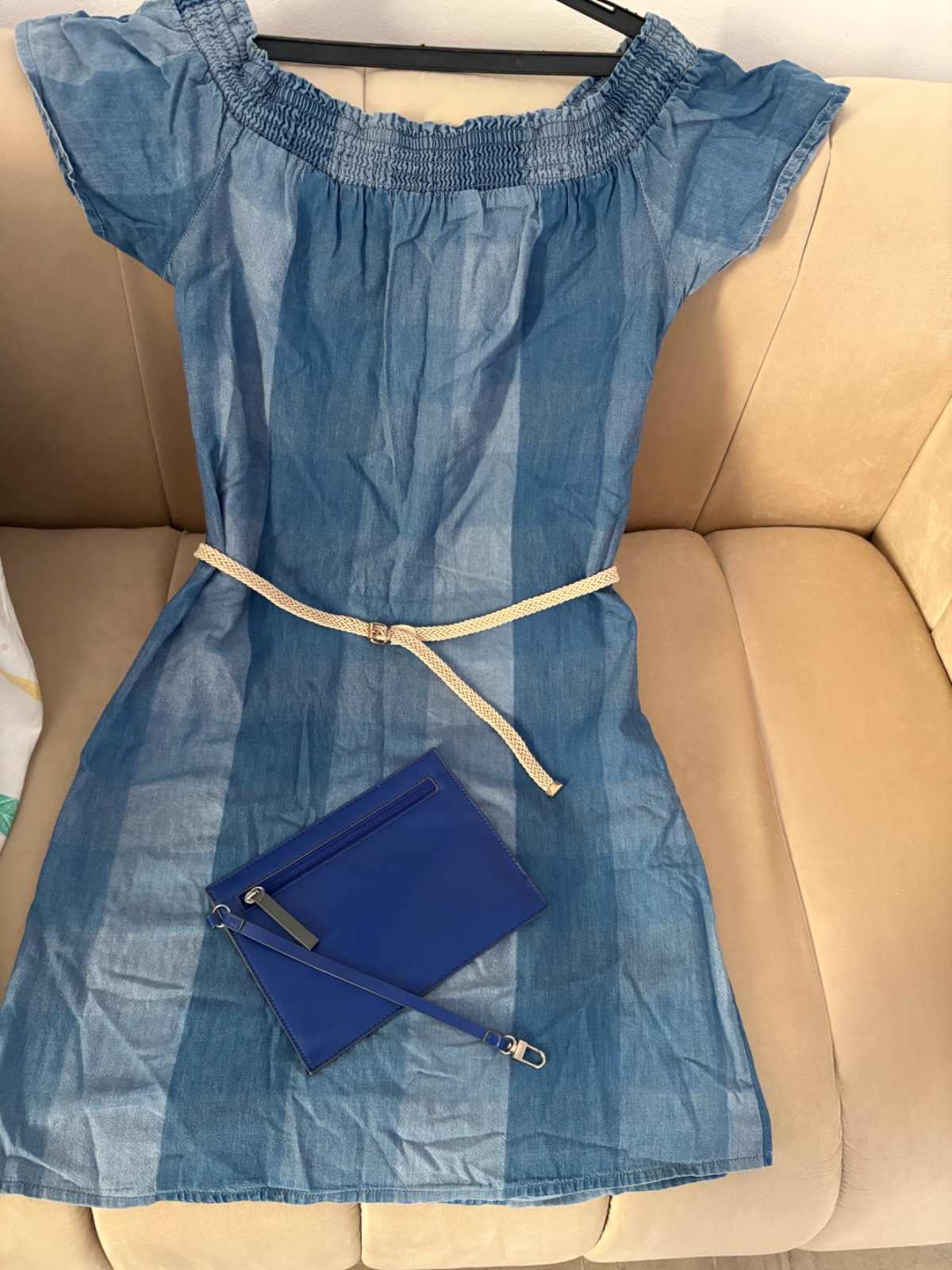 Une robe en jean bleu avec un décolleté froncé et des manches marque Jessica Taille SM 