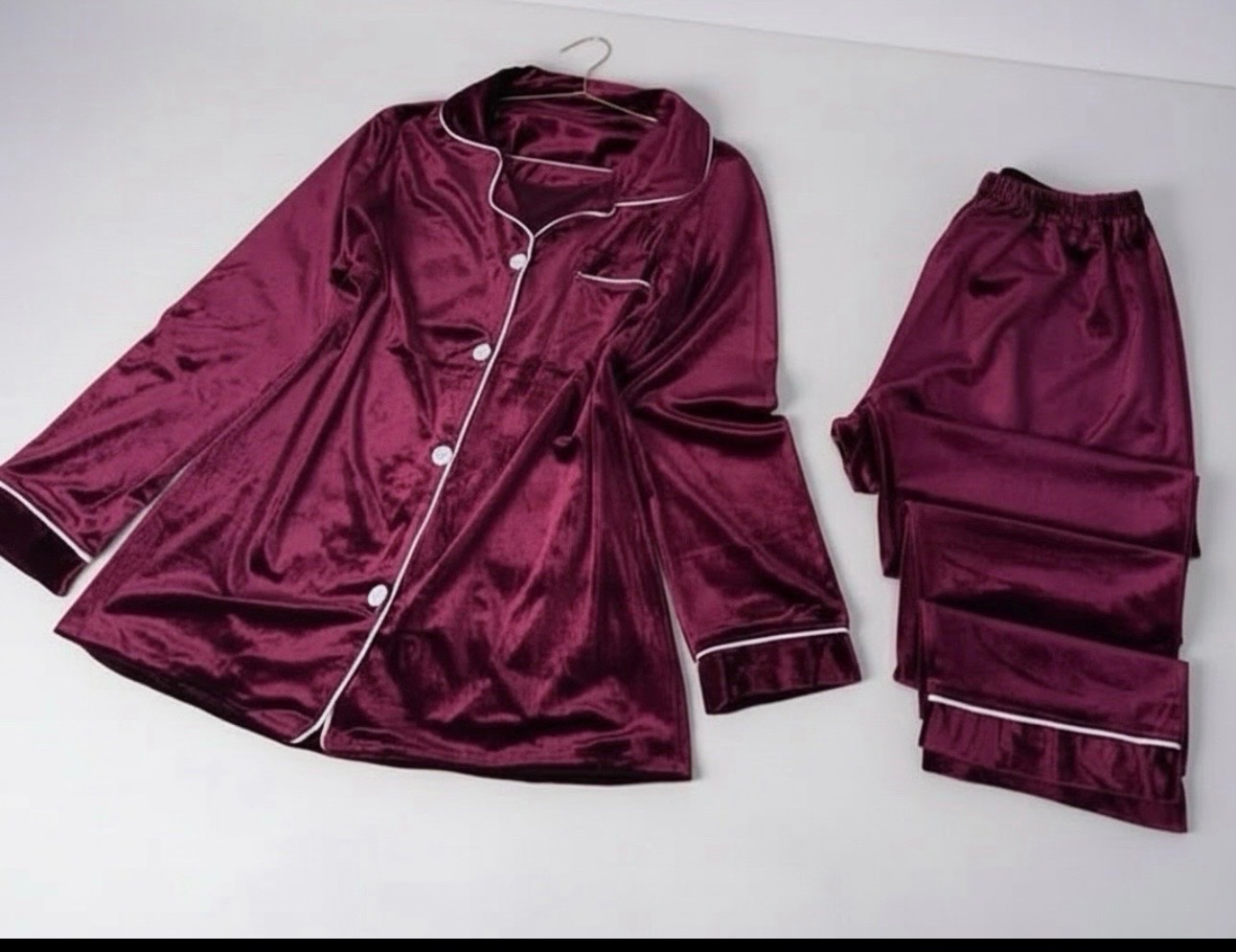 🔥🔥Ensemble de pyjama en velours bordeaux 🔥🔥 neuf avec des finitions contrastées blanches.