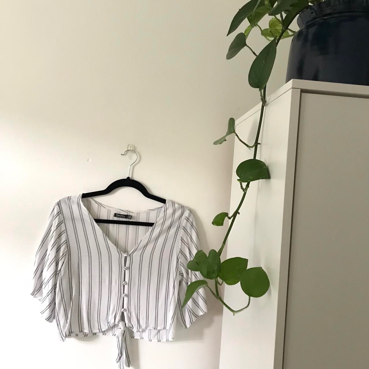 Chemisier court à rayures grises et blanches de la marque Bershka,🔥🔥🔥