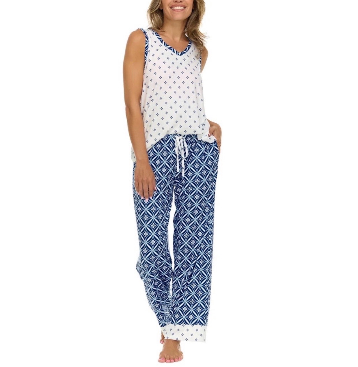 Ensemble de pyjama 3 pièces Flora Nikrooz comprenant un débardeur blanc à motifs géométriques, un pantalon bleu assorti et un peignoir.🇨🇦🇨🇦🇨🇦