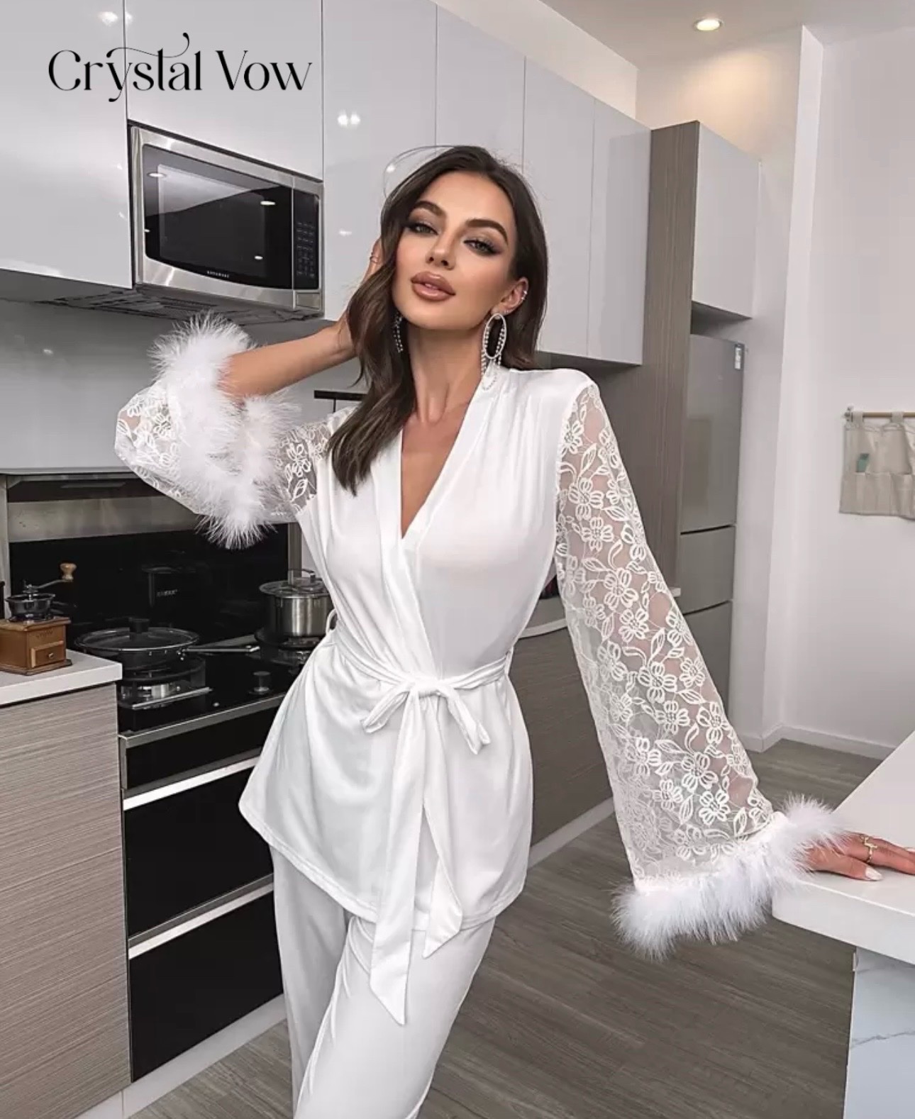 Ensemble de 2pièce pyjama présente des manches en dentelle avec des poignet et une ceinture assortie. 