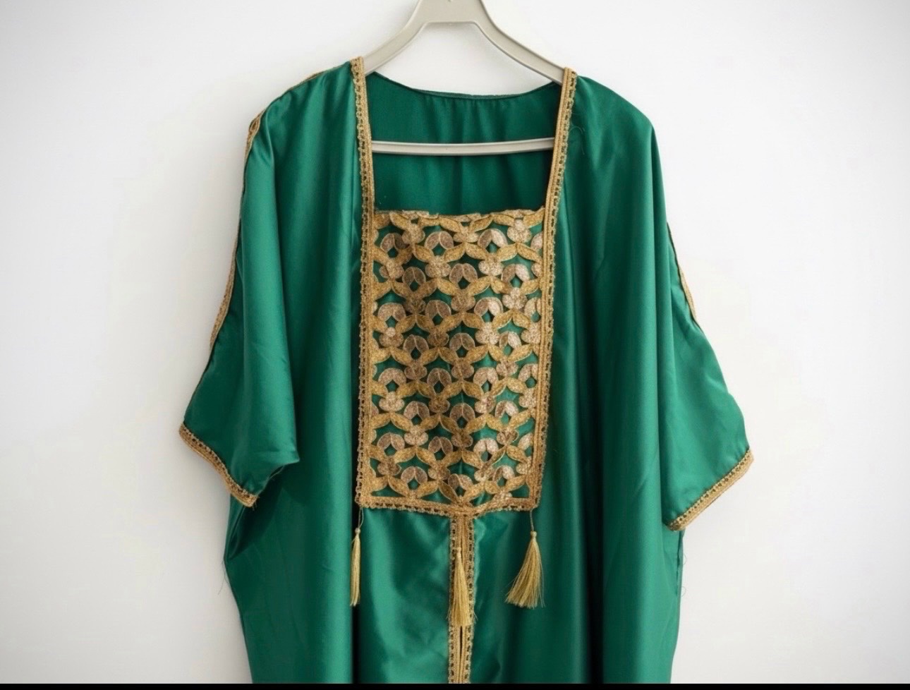 🔥Caftan verte en satin de soie🔥 est ornée de broderies dorées complexes sur la poitrine. Taille  standard  État neuf 