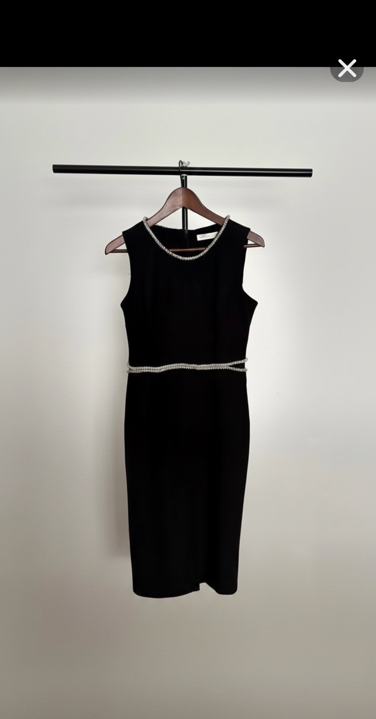 🔥Robe midi noire 🔥sans manches avec une ceinture scintillante  Taille 38 /40 Couleur noir