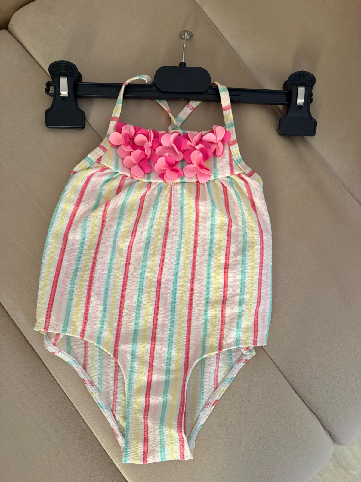 👼maillot de bain bébé👼🏻 fille présente un motif rayé multicolore et des détails floraux roses sur le buste. Taille 1 ans 