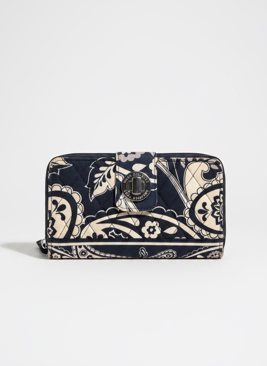 🔥🔥portefeuille matelassé Vera Bradley 🔥🔥présente un motif Paisley de minuit avec une fermeture à verrou tournant distinctive.