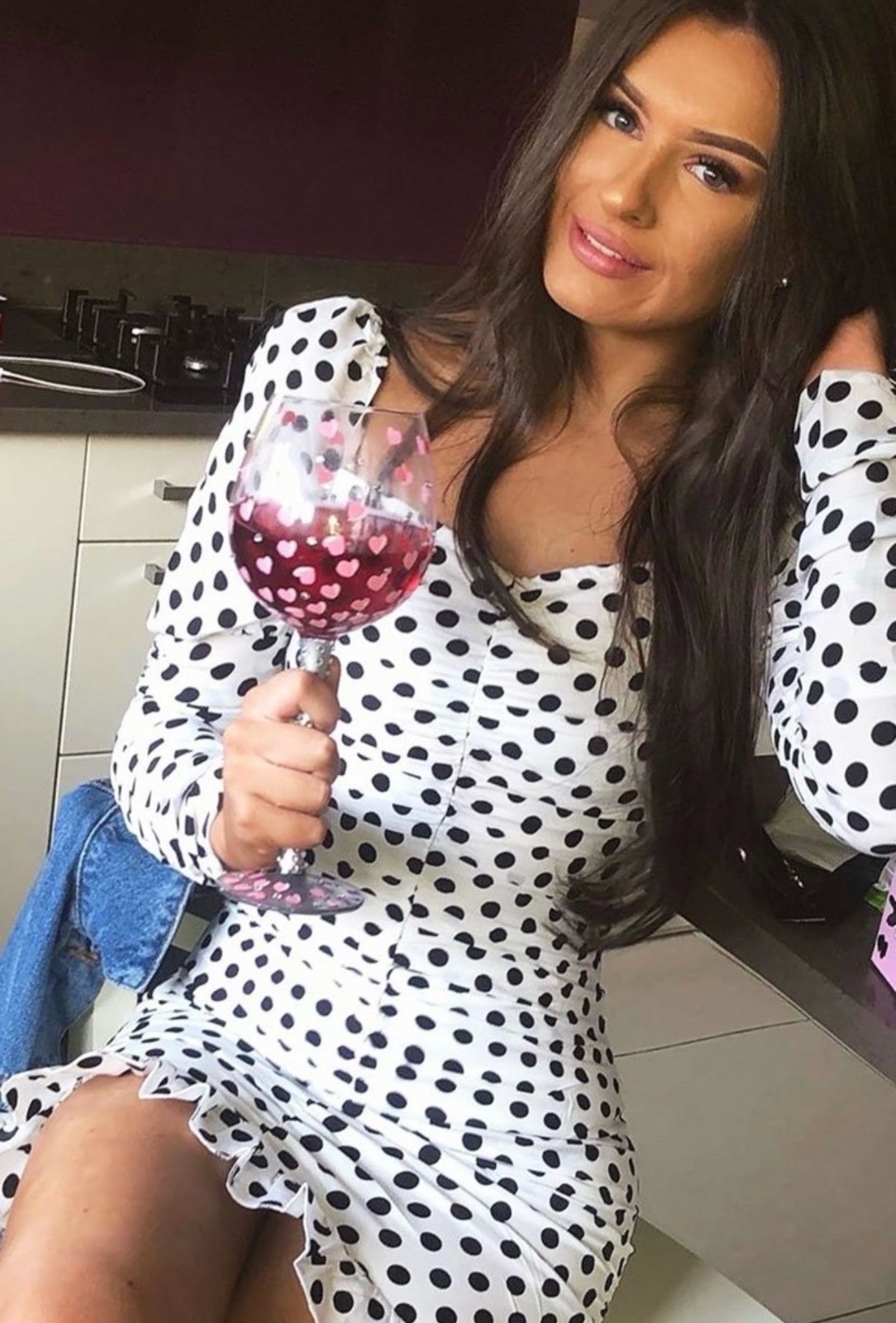 🔥une robe 🔥de style "🔥milkmaid" 🔥blanche à pois noirs, avec ceinture gratuit🎁🎁 den manches bouffantes et d'une jupe froncée avec un ourlet à volants