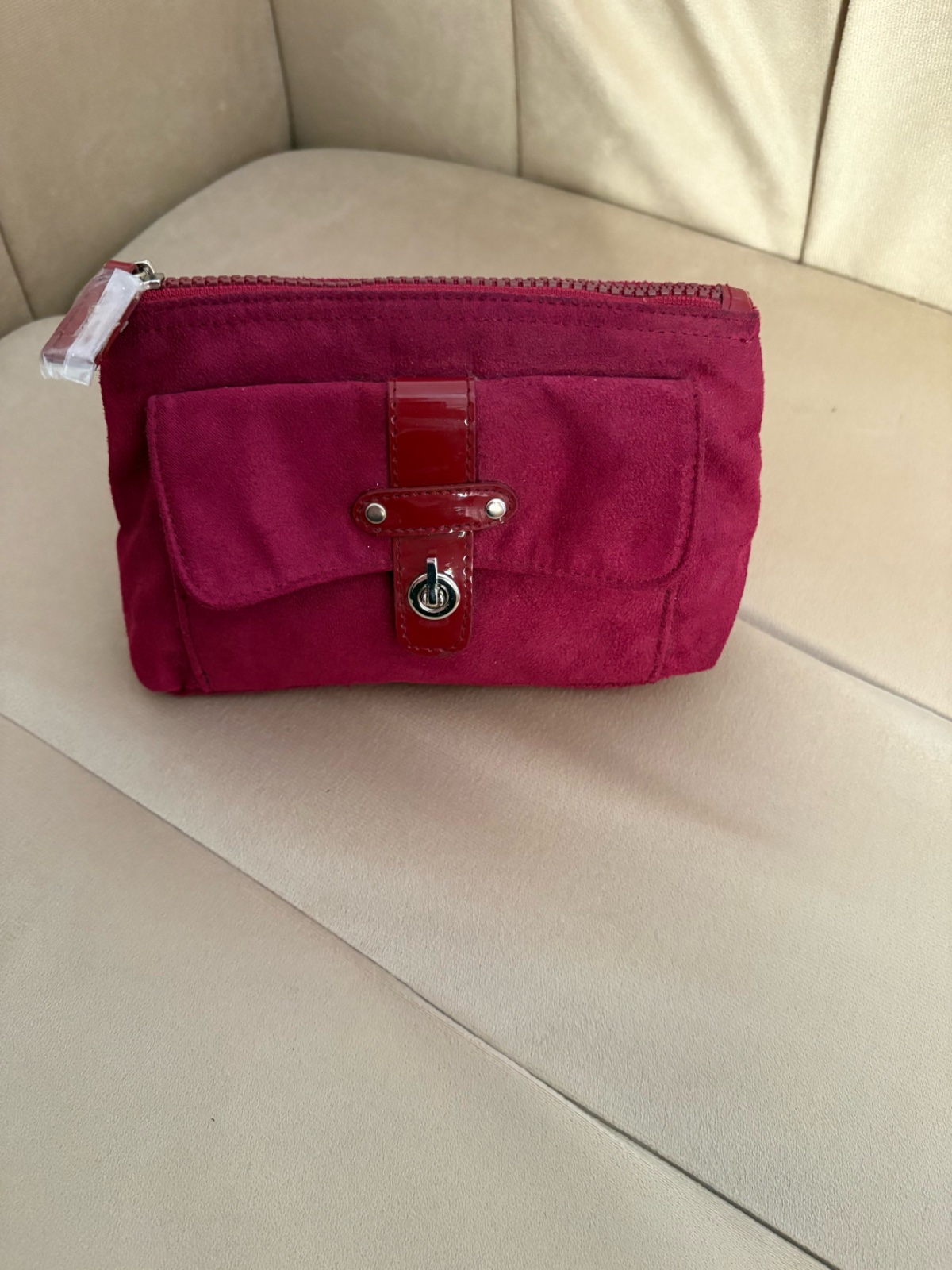 🔥🔥petite pochette ou trousse de maquillage Lancome 🇫🇷🇫🇷rose fuchsia en suédine avec une fermeture éclair supérieure et une poche avant à rabat dotée d'un fermoir tourniquet.