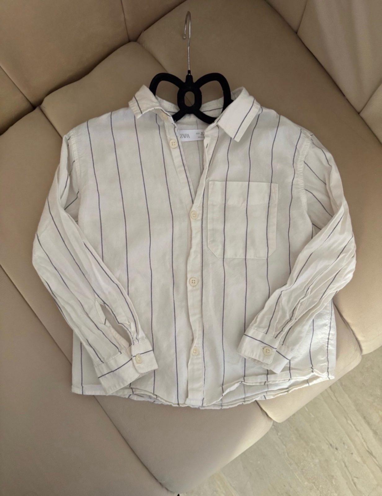 🔥🔥chemise Zara🔥🔥 pour enfant 9amraya  est un modèle blanc en lin avec des rayures verticales noires distinctes. Taille 5 6 ans 