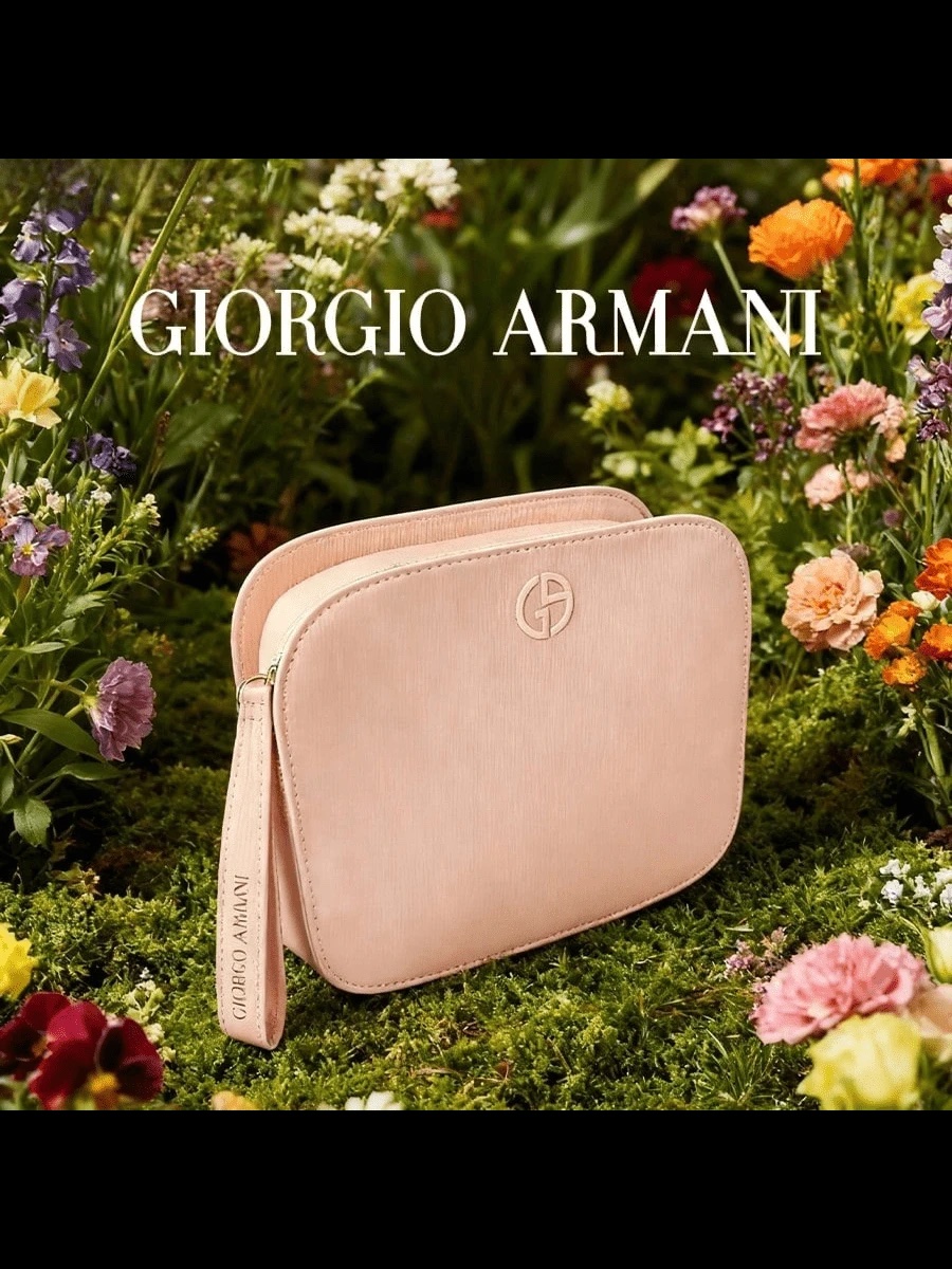 Une pochette de maquillage ou un trousse de toilette authentique 🔥🔥de couleur rose poudré (blush pink) de la marque Giorgio Armani Beauty🔥🔥🔥