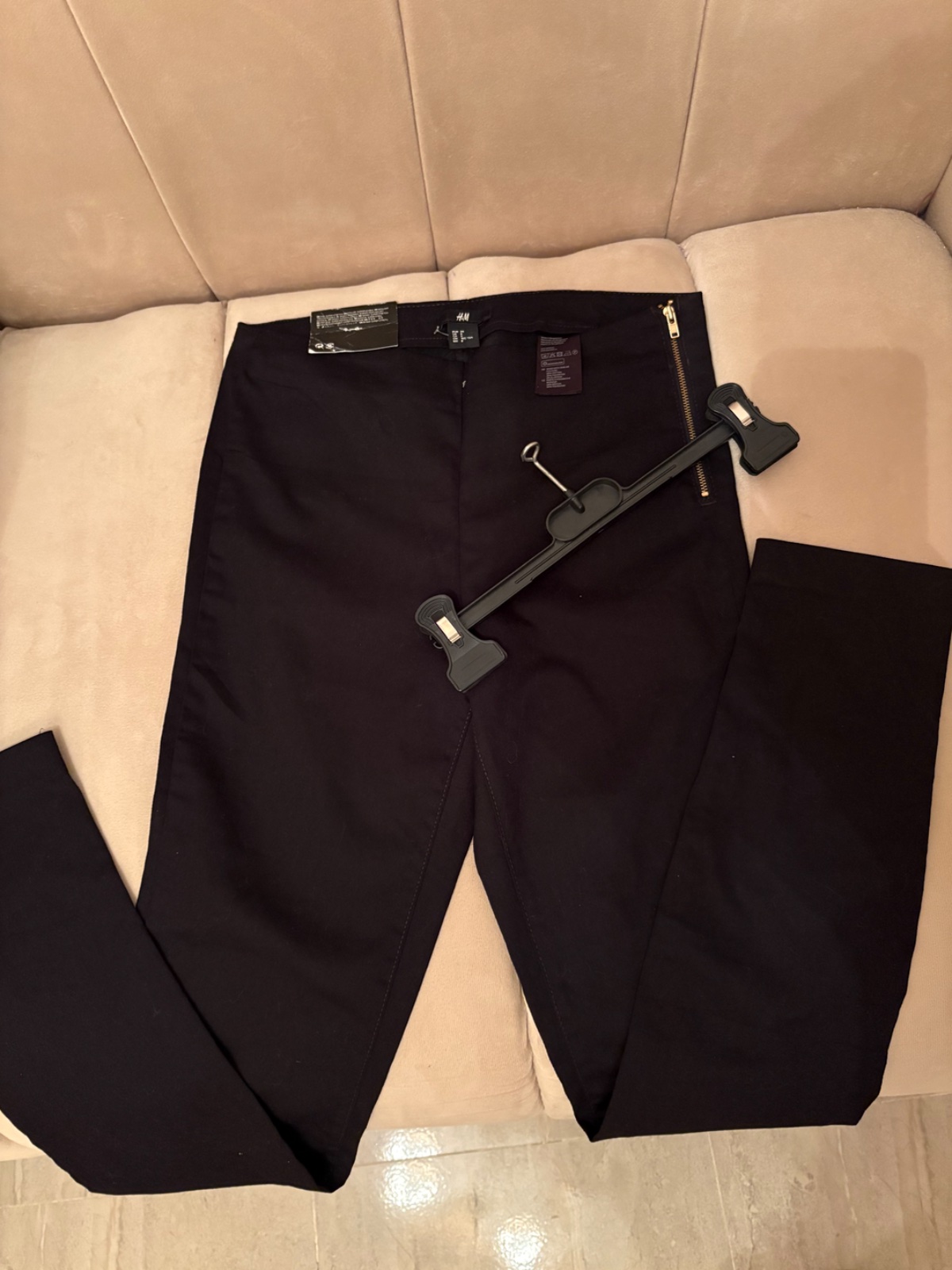 Pantalon est un pantalon skinny konoir avec une fermeture éclair dorée sur le côté de la marque H&M.🔥🔥🔥