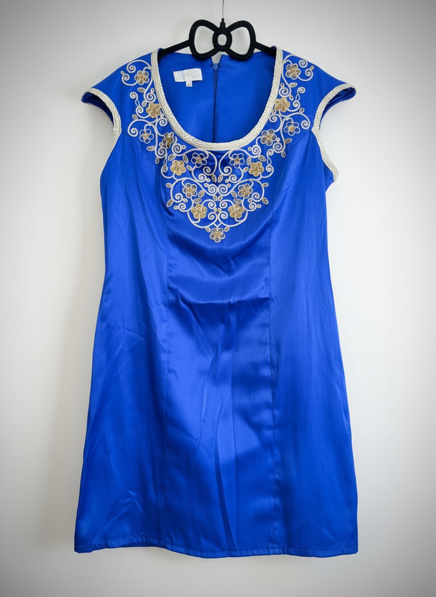 🔥🔥Coftan 🔥🔥bleue en satin avec ceinture présente une broderie dorée complexe au niveau de l'encolure.
