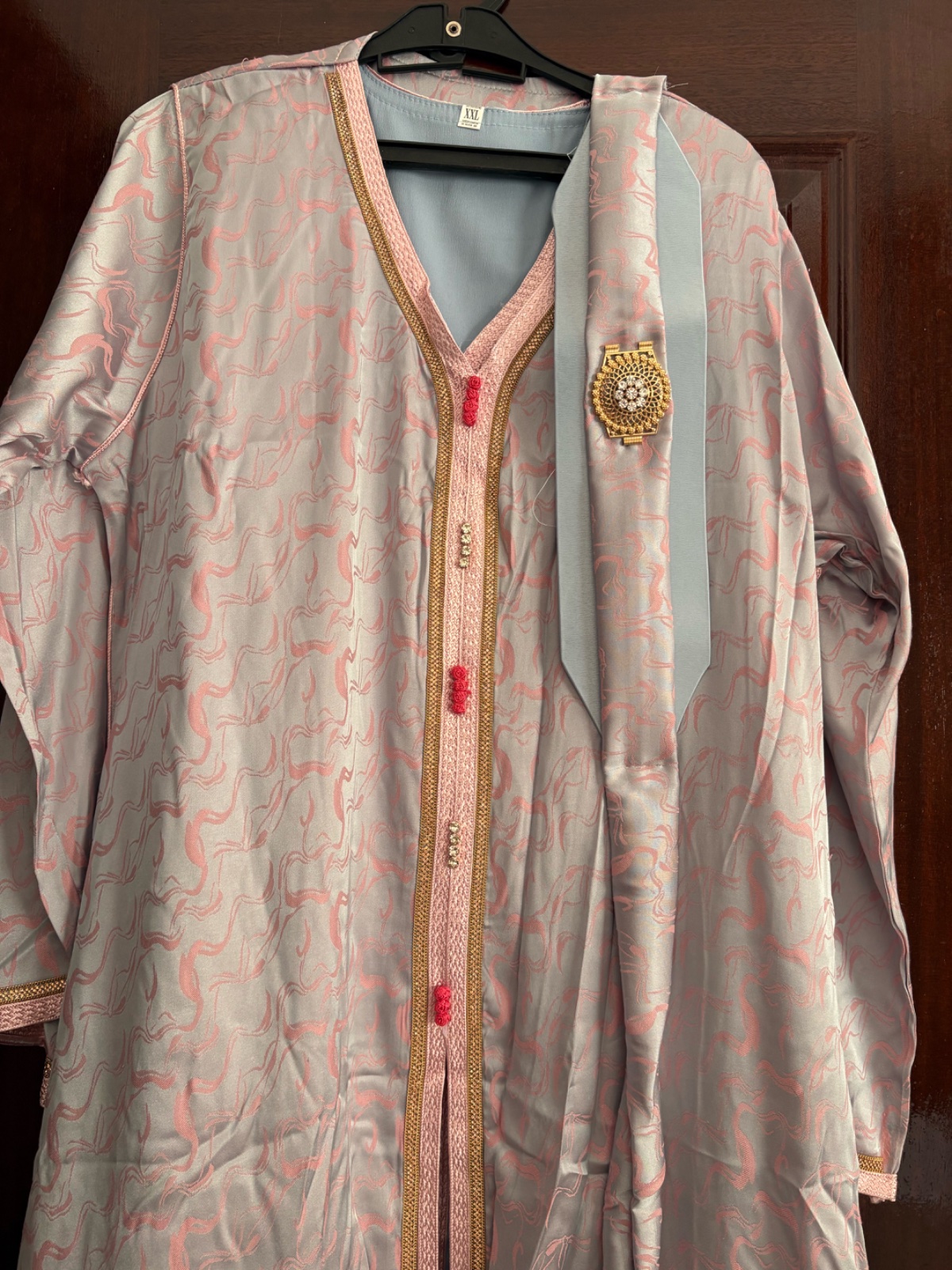 🔥🔥caftan  composé de 3  piece neuf jamais porté🔥🔥bicolore rose et bleu clair est orné de broderies dorées et de détails