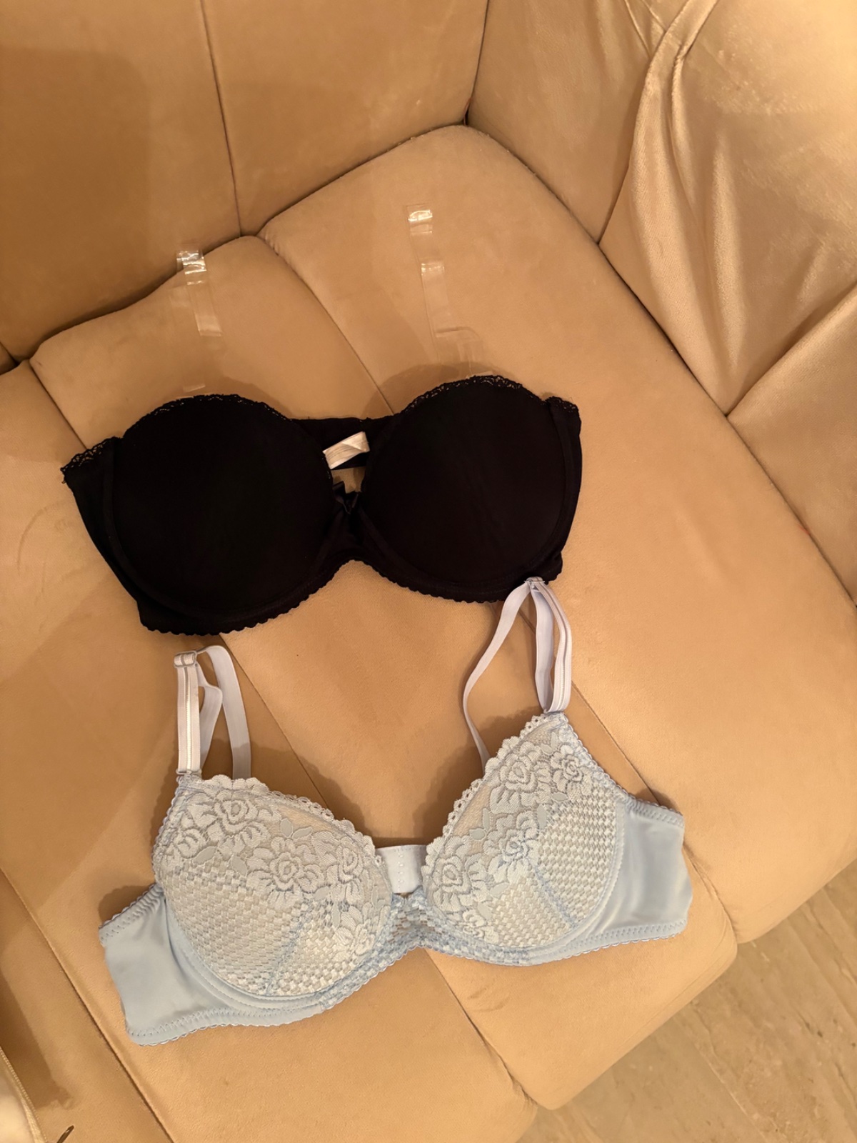 Deux soutiens-gorge posés et un modèle bleu clair en dentelle à armatures et bretelles réglables
