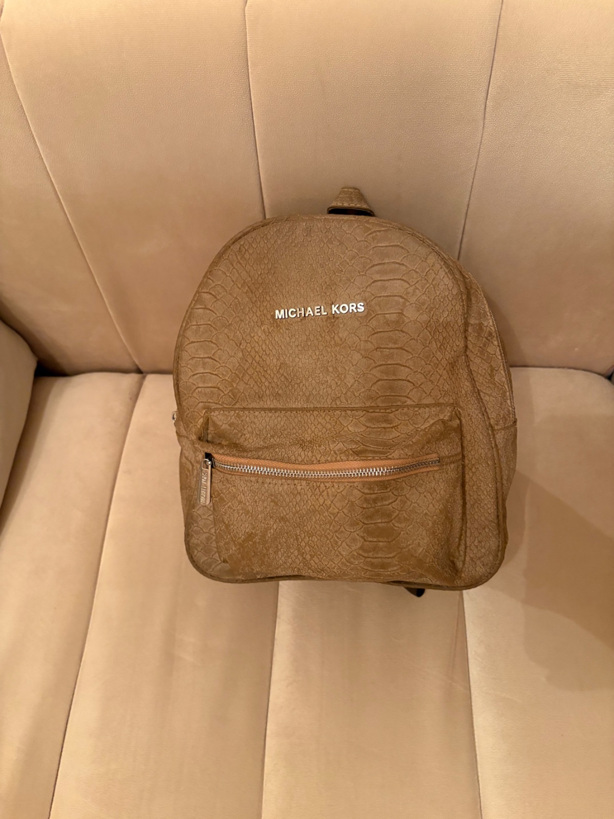 Un sac à dos Michael Kors,🔥🔥 beige/camel en cuir fih un petit defaut mentioné f dernier photo si Nn leb9eya très bonne ÉTAT 