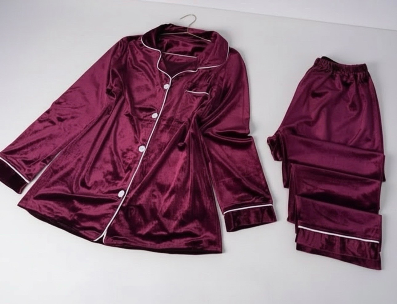🔥🔥Ensemble de pyjama en velours bordeaux 🔥🔥 neuf avec des finitions contrastées blanches.