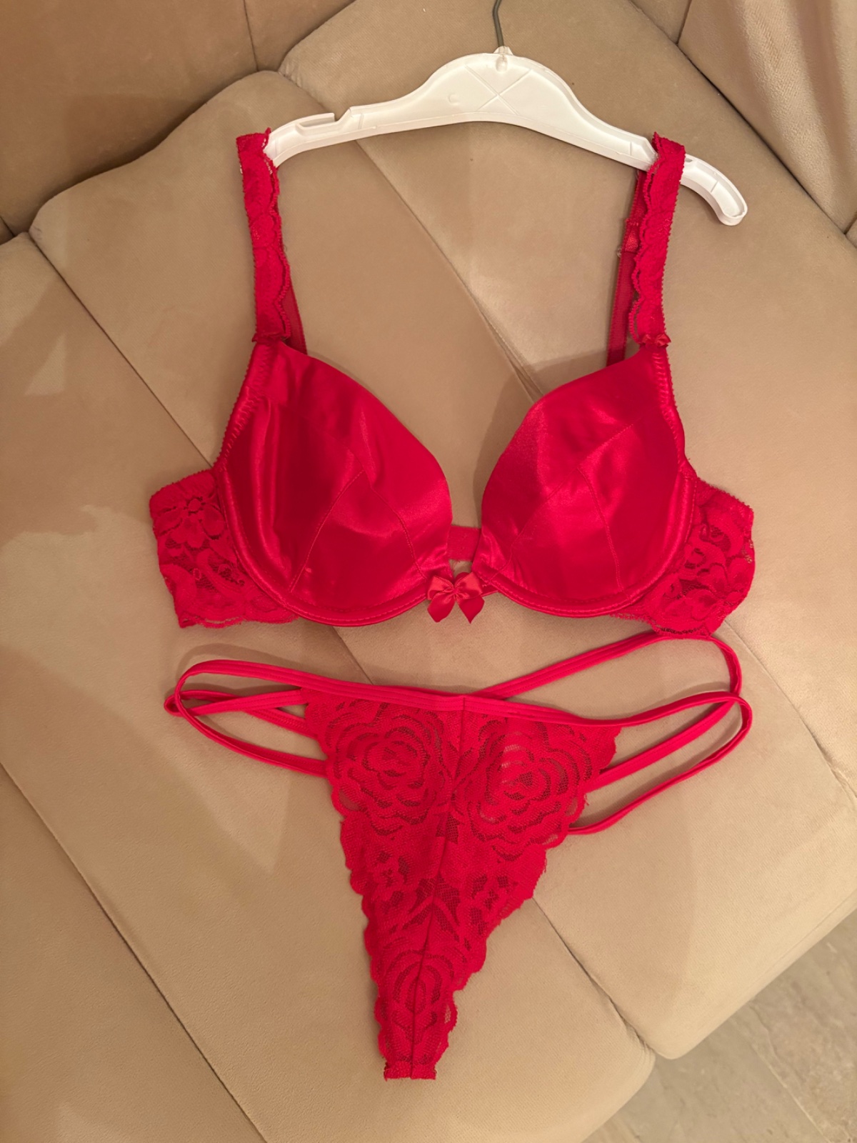 Ensemble de 🔥🔥lingerie rouge🔥🇫🇷🇫🇷 se distingue par ses bonnets lisses et ses délicats détails en dentelle florale.