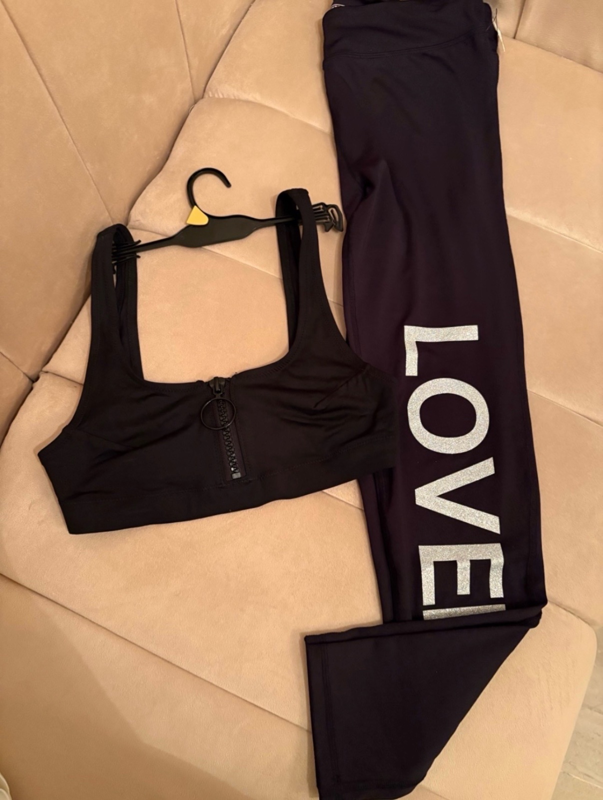 🔥Ensemble de sport noir 🔥avec une brassière à fermeture éclair et un legging portant l'inscription « LOVE » 38 /40 /42 