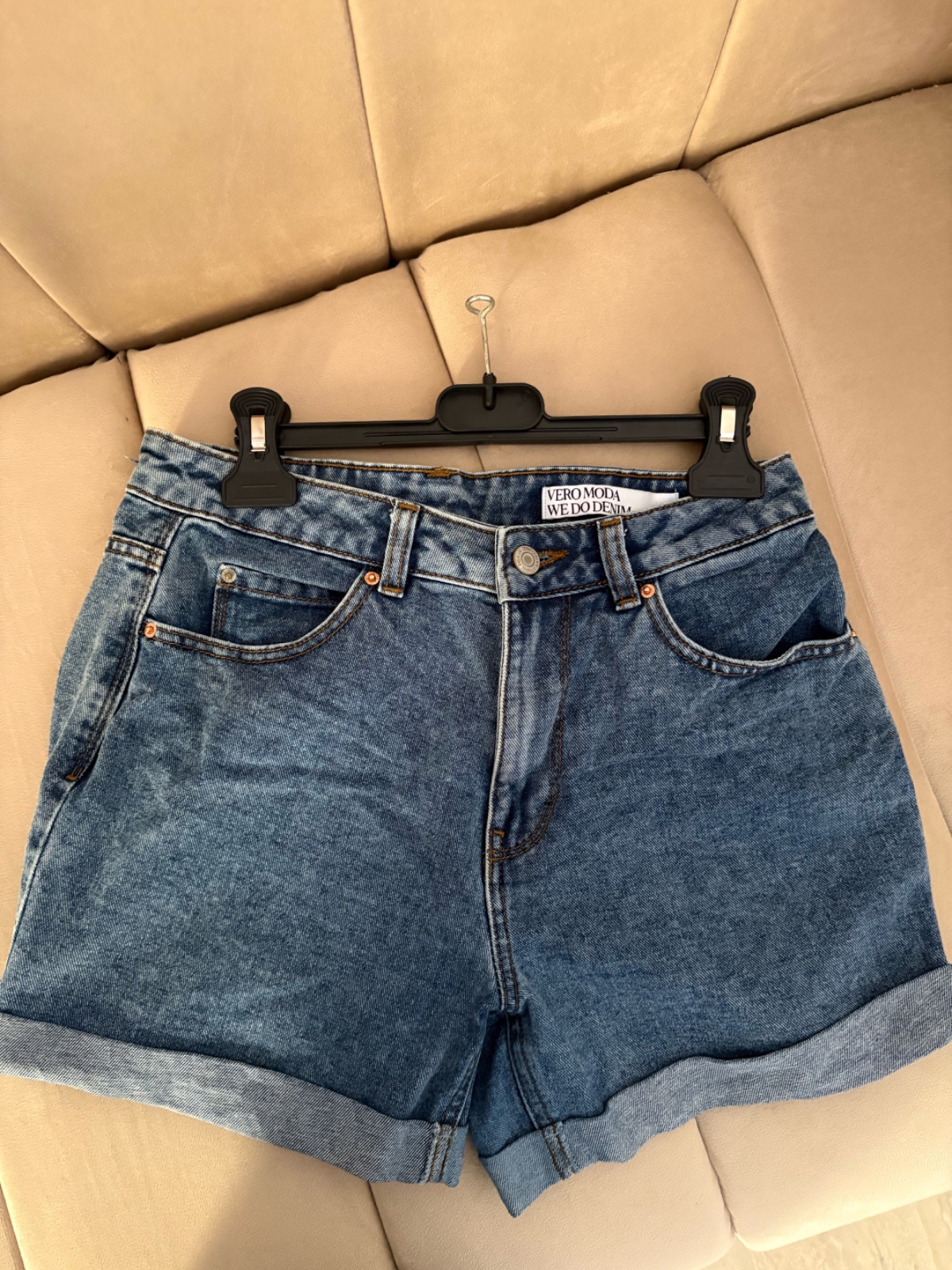 Shorts en jean bleu clair Vero Moda à taille haute avec des revers retroussés.